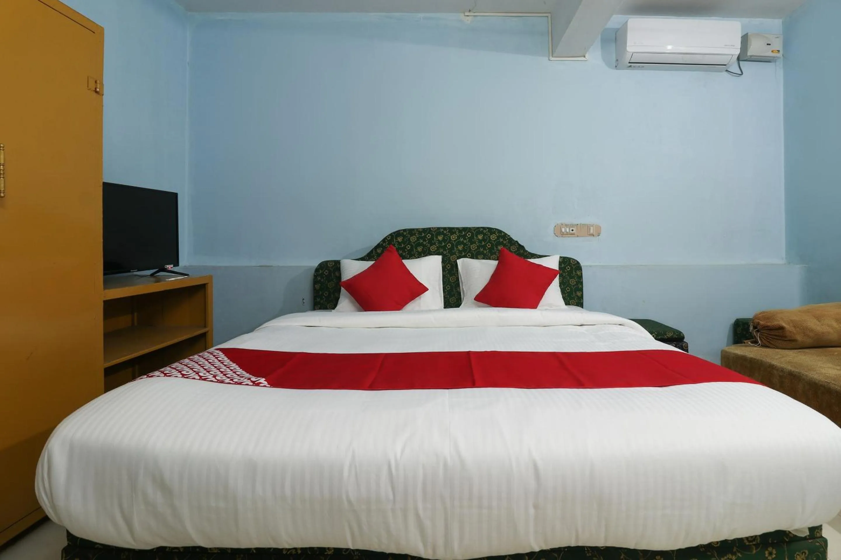 Bedroom, Bed in Hotel O Sandhra Apartments