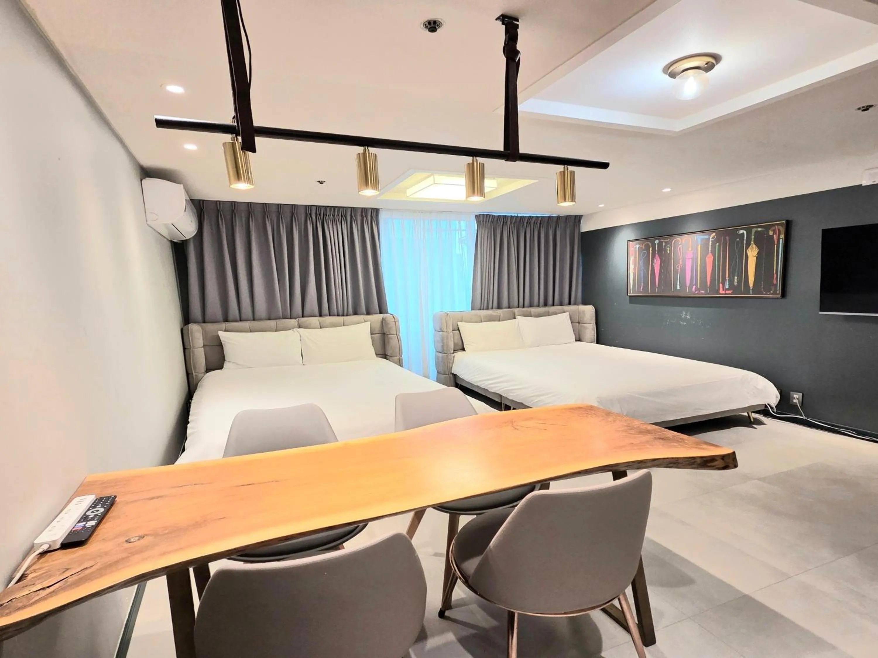 Photo of the whole room in SHseoul