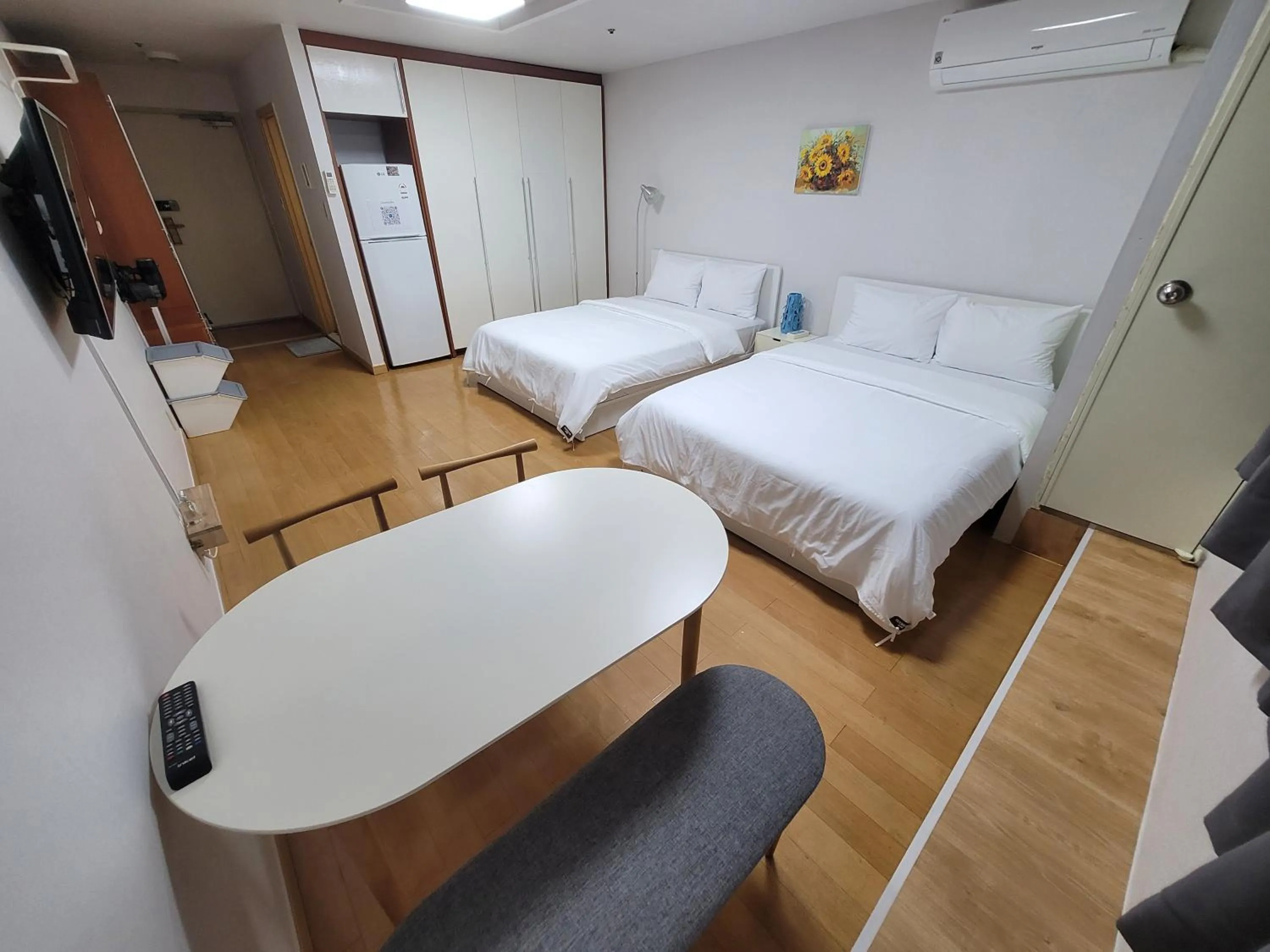 Photo of the whole room, Bed in SHseoul