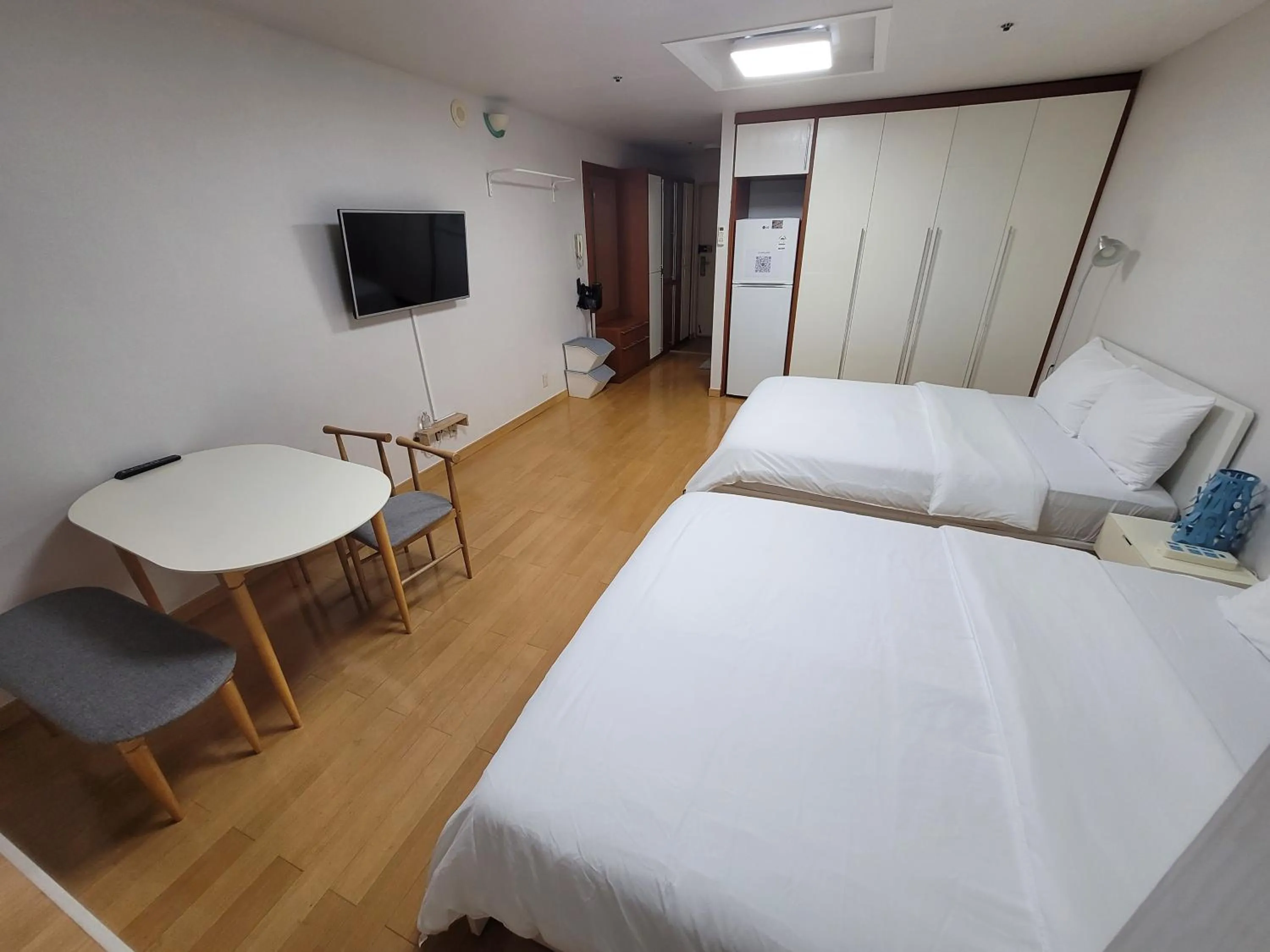Photo of the whole room, Bed in SHseoul
