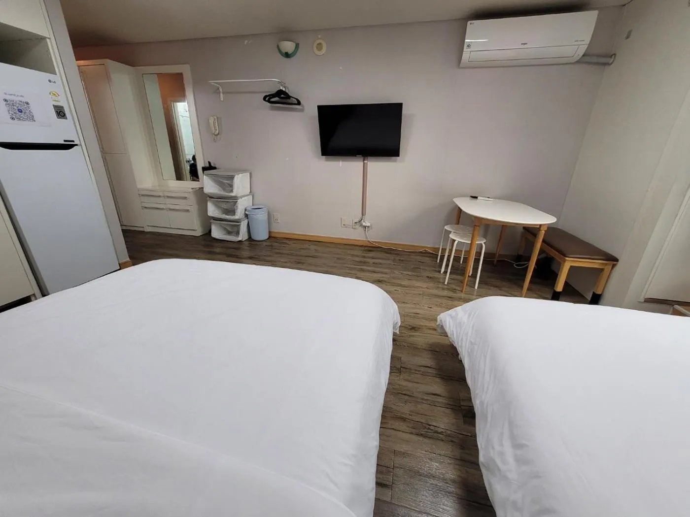 Photo of the whole room, Bed in SHseoul