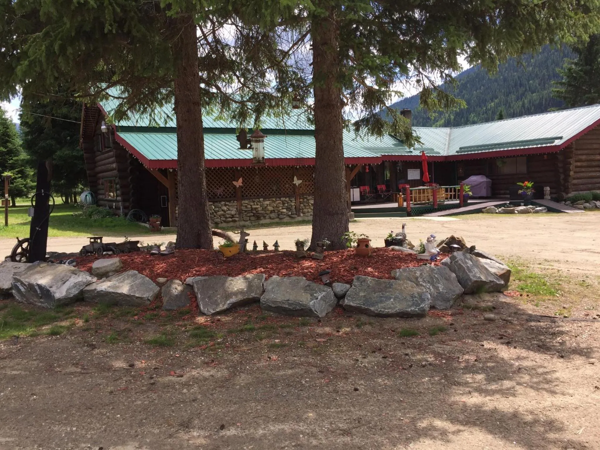 Summit River Lodge & Campsites