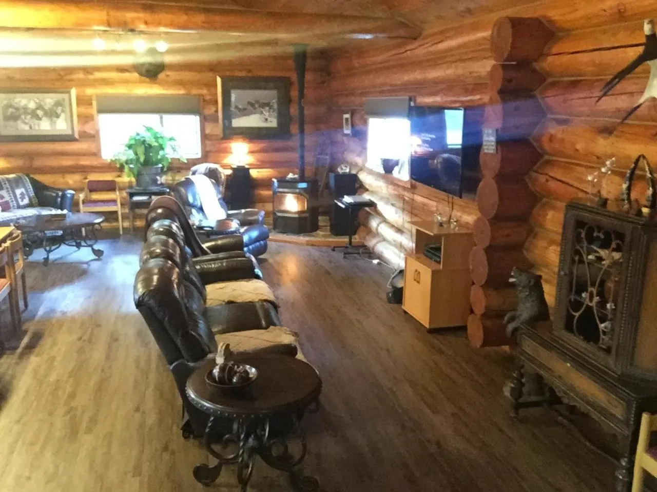 Communal lounge/ TV room in Summit River Lodge & Campsites