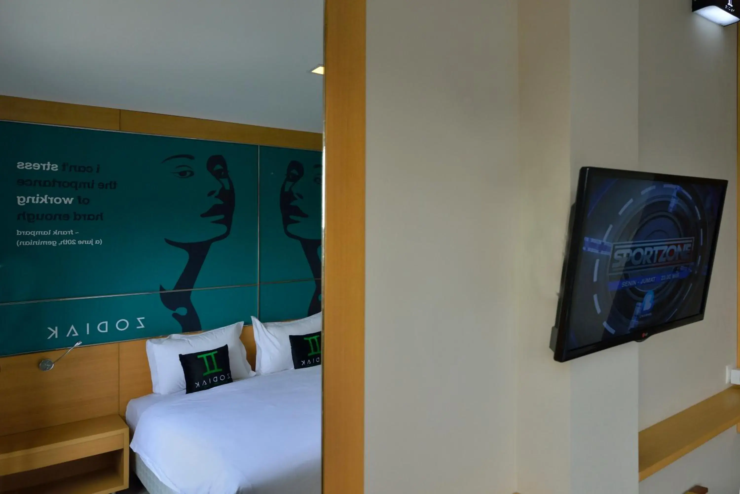 TV and multimedia, Bed in Zodiak MT Haryono by KAGUM Hotels TV and multimedia, Bed in Zodiak MT Haryono by KAGUM Hotels