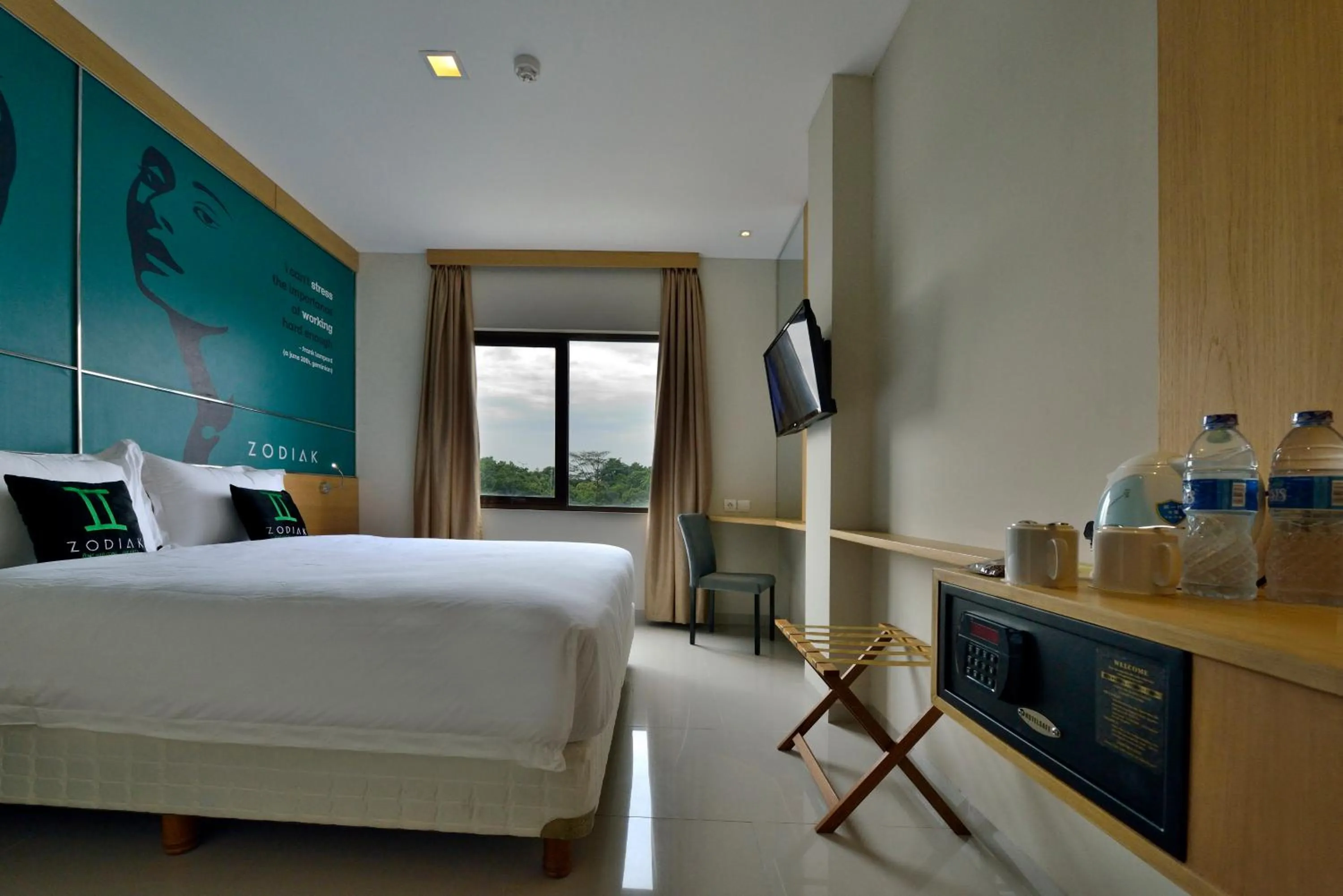 Photo of the whole room, Bed in Zodiak MT Haryono by KAGUM Hotels
