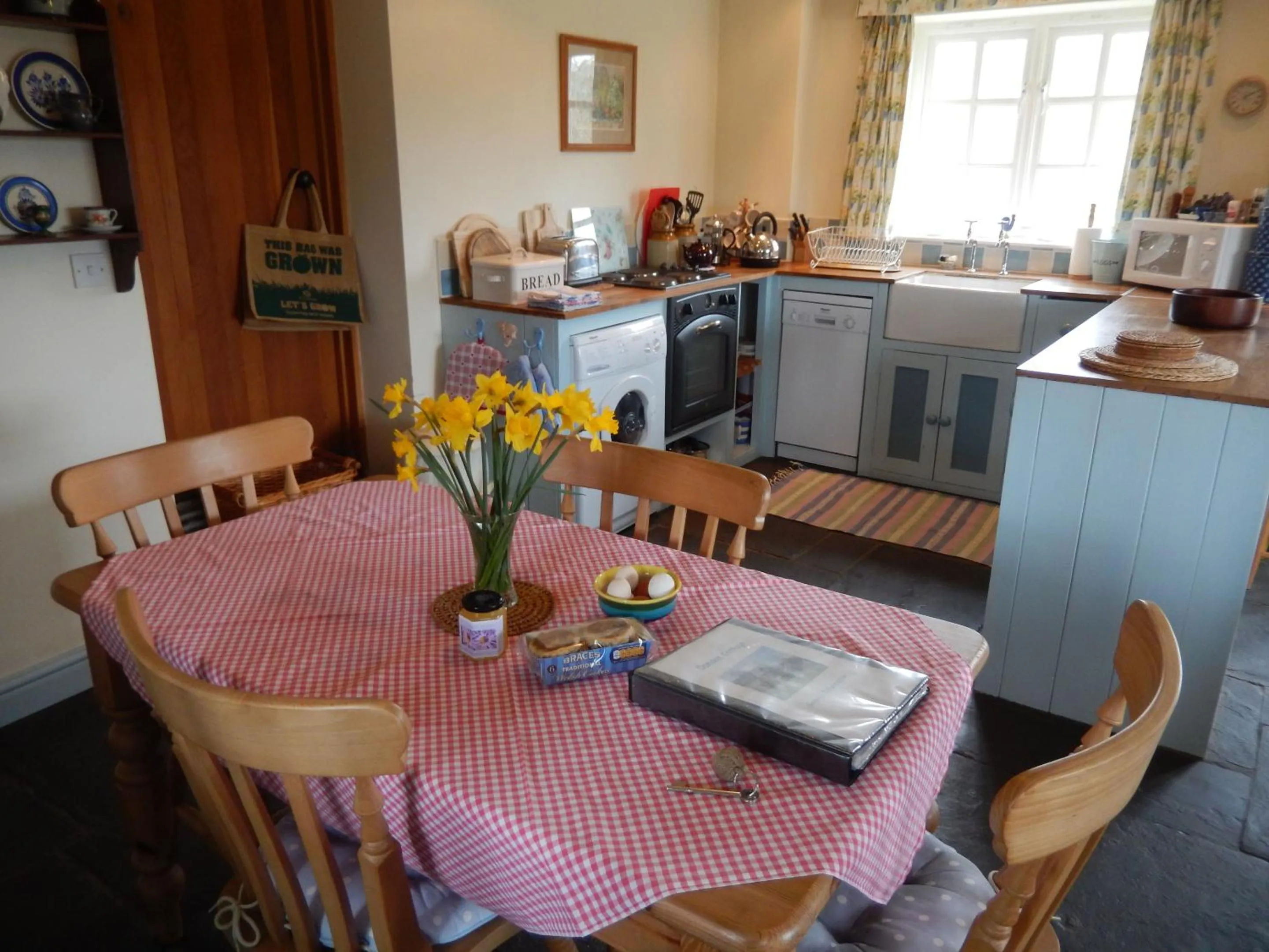 Kitchen or kitchenette in Alltybrain Farm Cottages