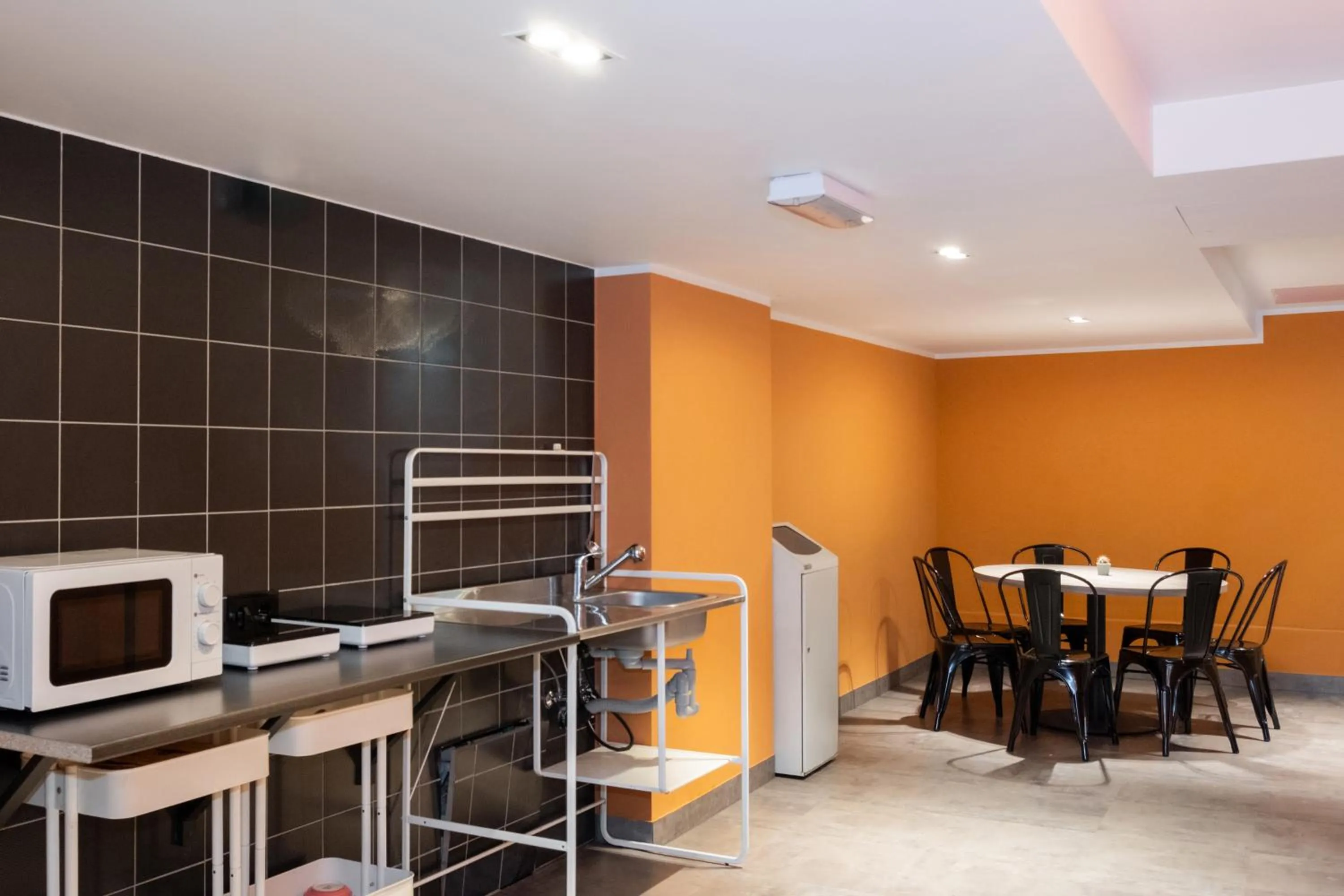 Communal kitchen in a&o Berlin Friedrichshain