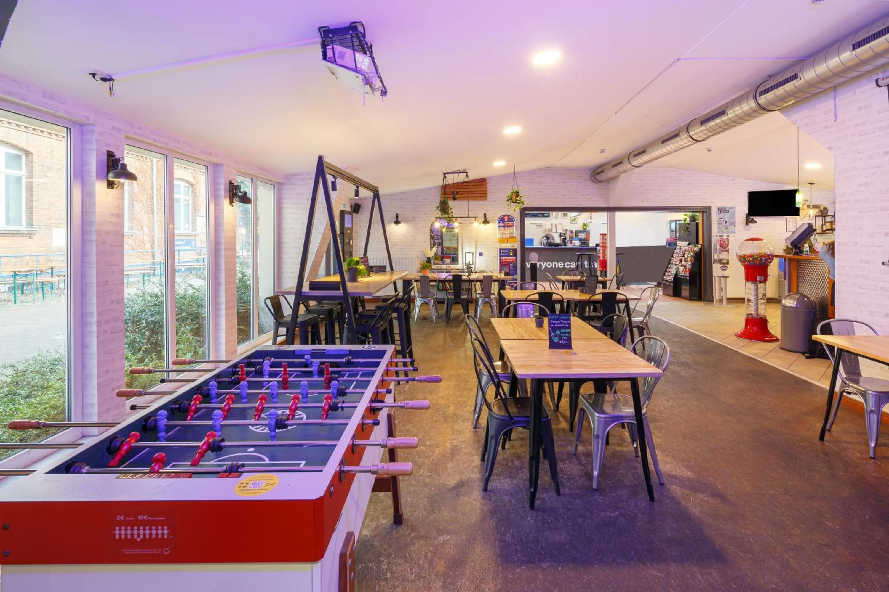 Lounge or bar in a&o Berlin Friedrichshain