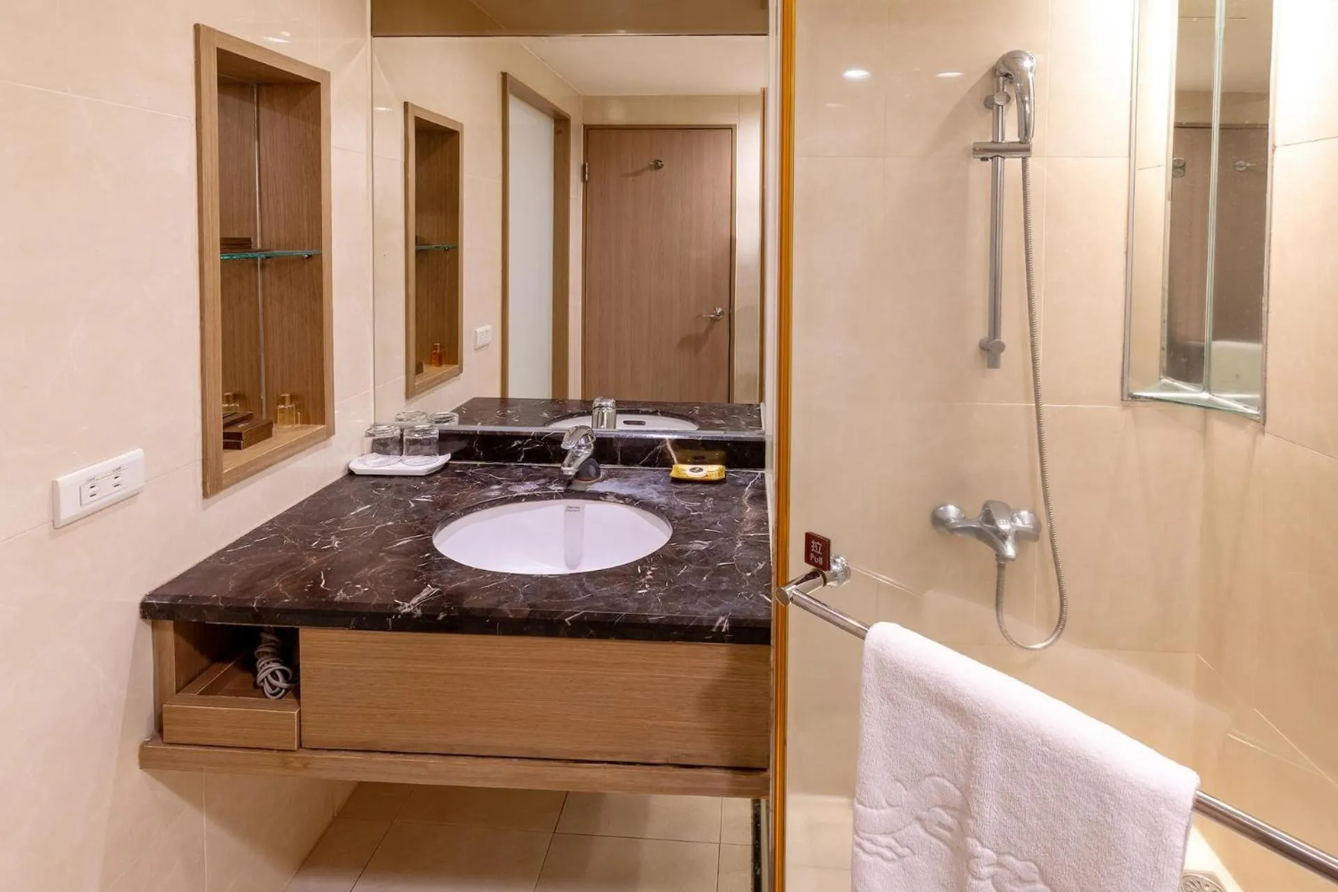 Shower in Guide Hotel Taipei Chongqing