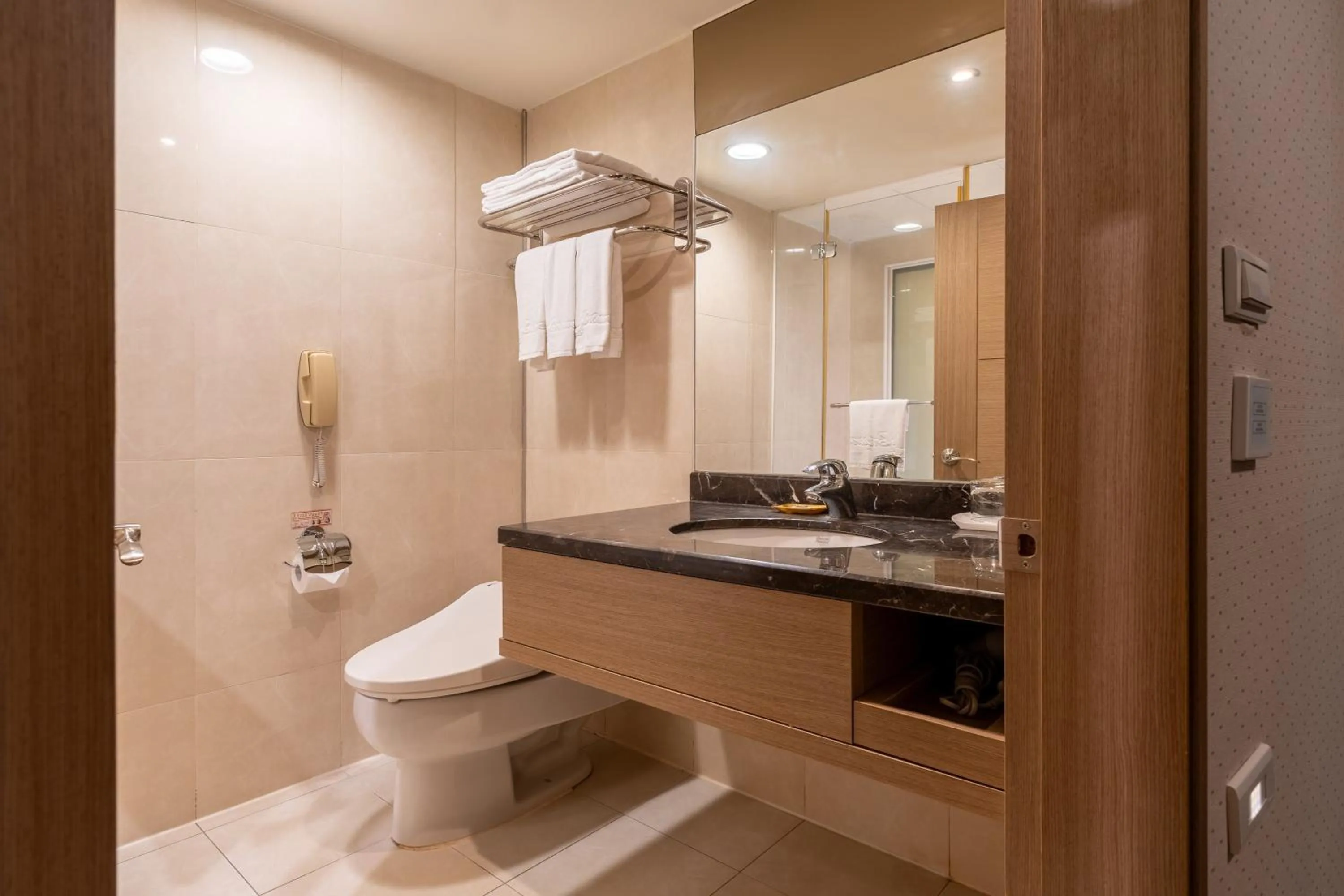 Toilet in Guide Hotel Taipei Chongqing