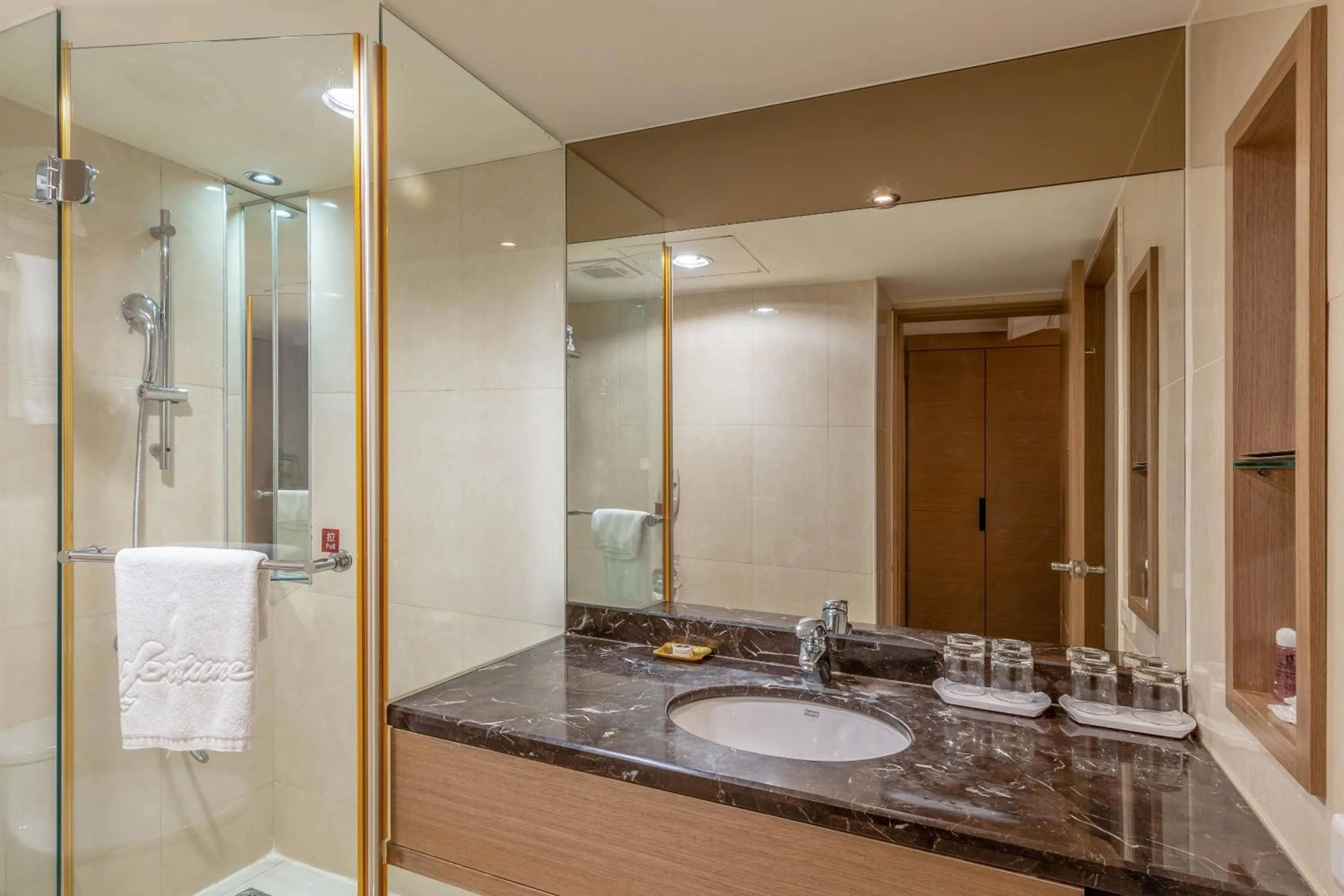 Shower in Guide Hotel Taipei Chongqing