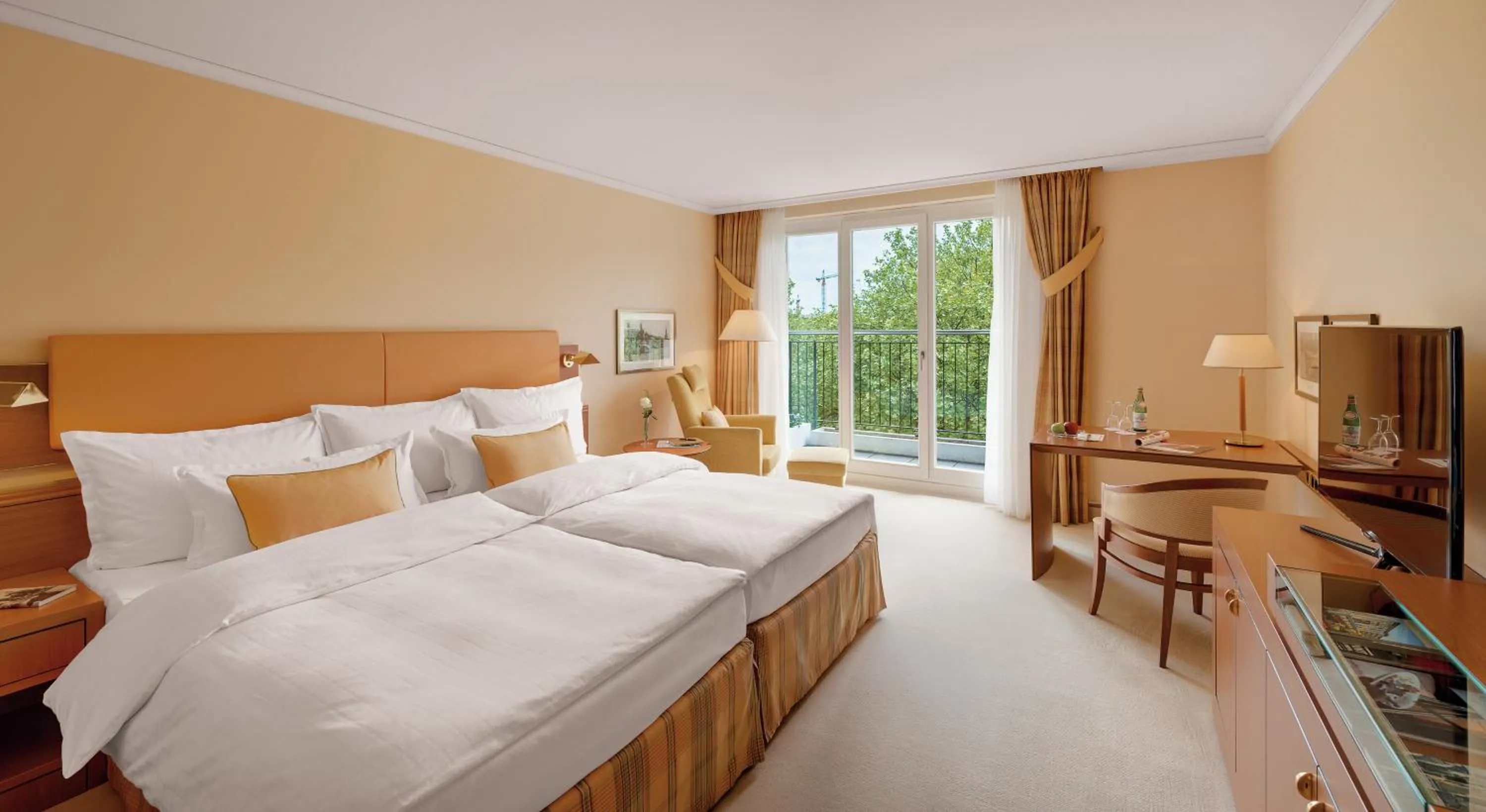 Bed in GRAND ELYSEE Hamburg