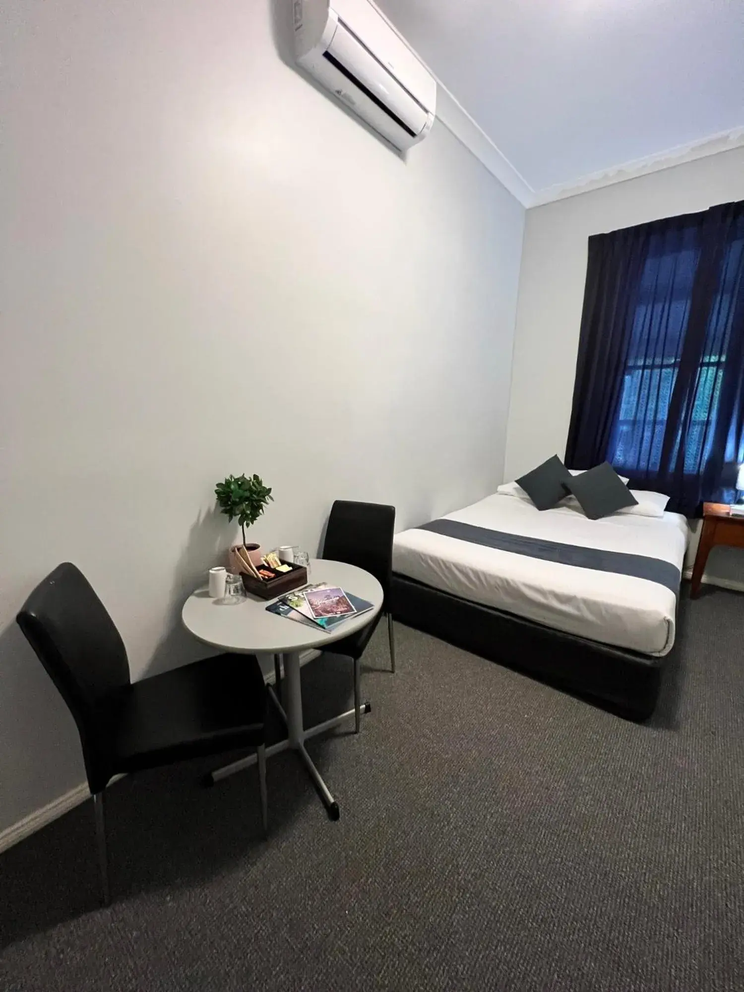 Double Room with Shared Bathroom in Adelaide Pulteney Motel Double Room with Shared Bathroom in Adelaide Pulteney Motel
