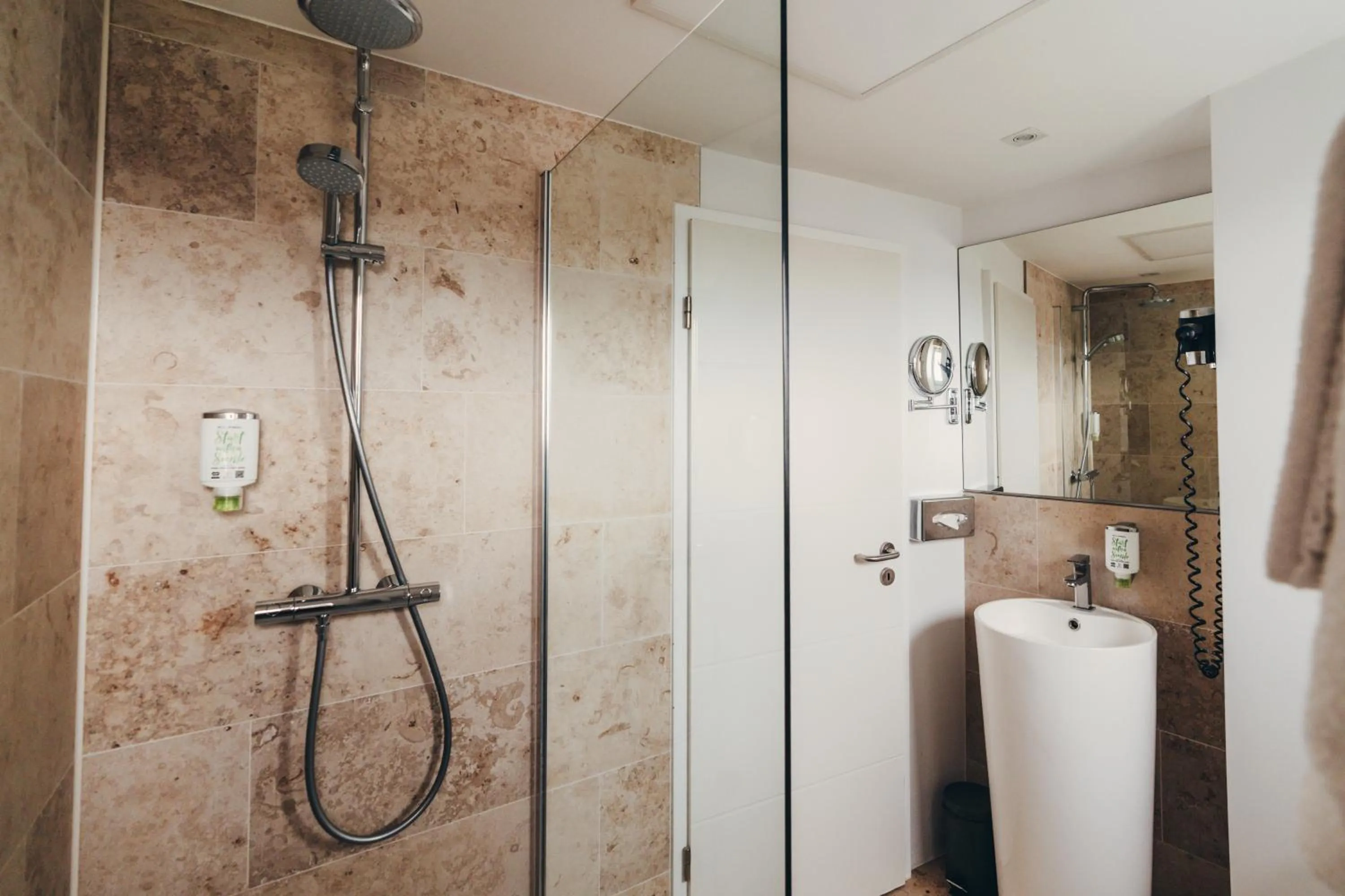 Shower in Boutique Hotel Düsseldorf Berial