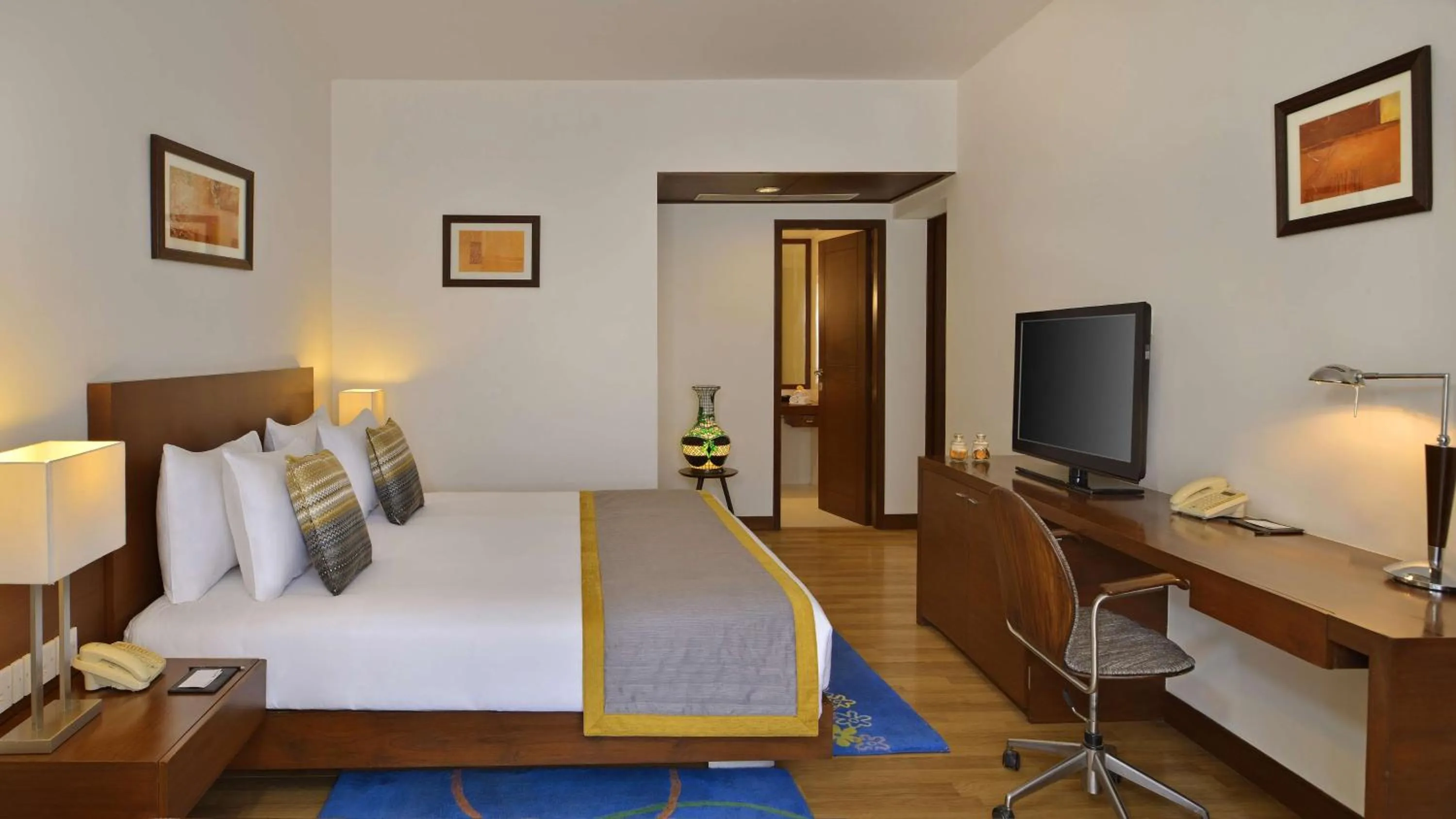 TV and multimedia, Bed in Radisson Jass Hotel, Khajuraho