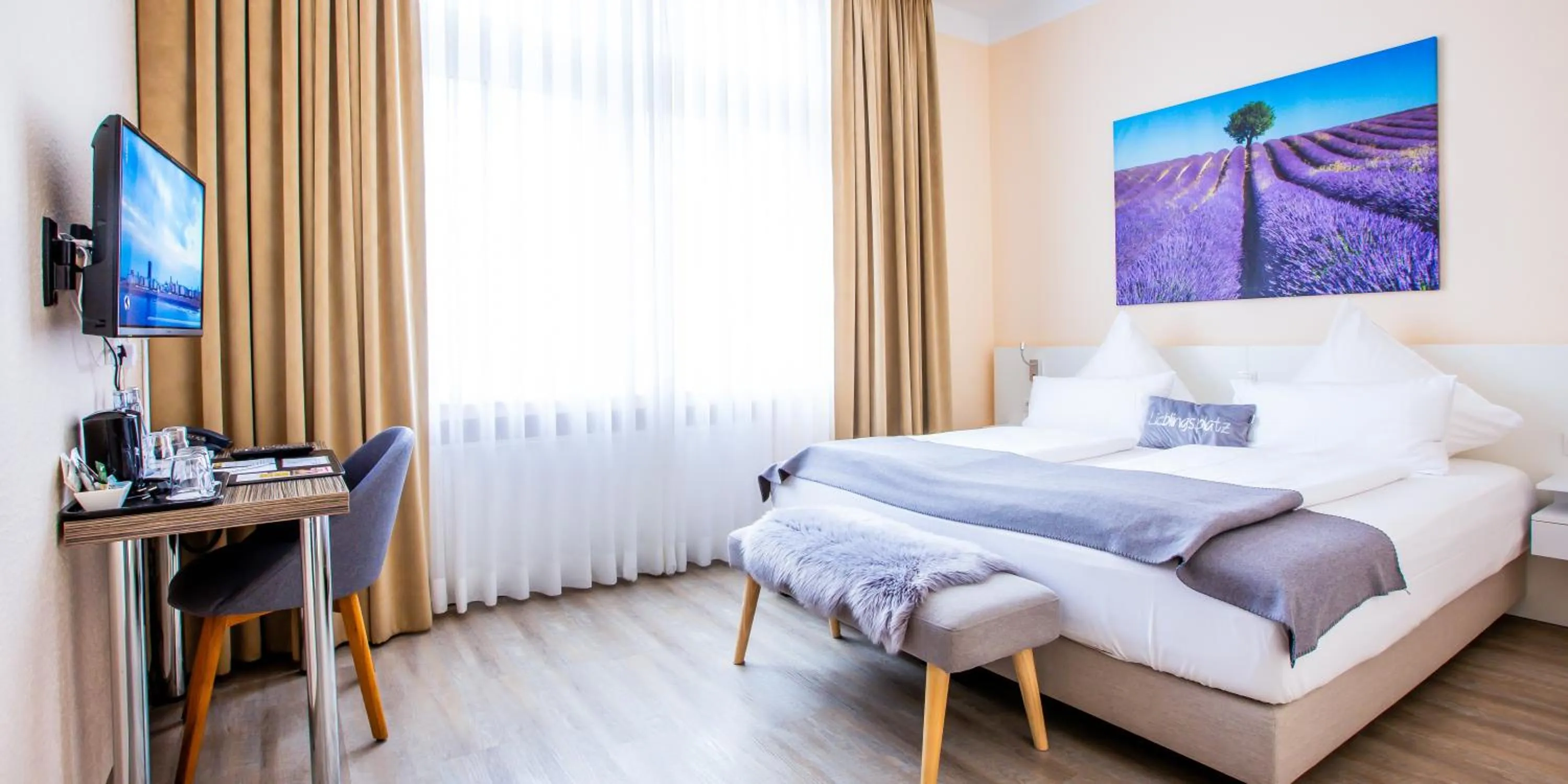 Photo of the whole room, Bed in Hotel Das Kronprinz