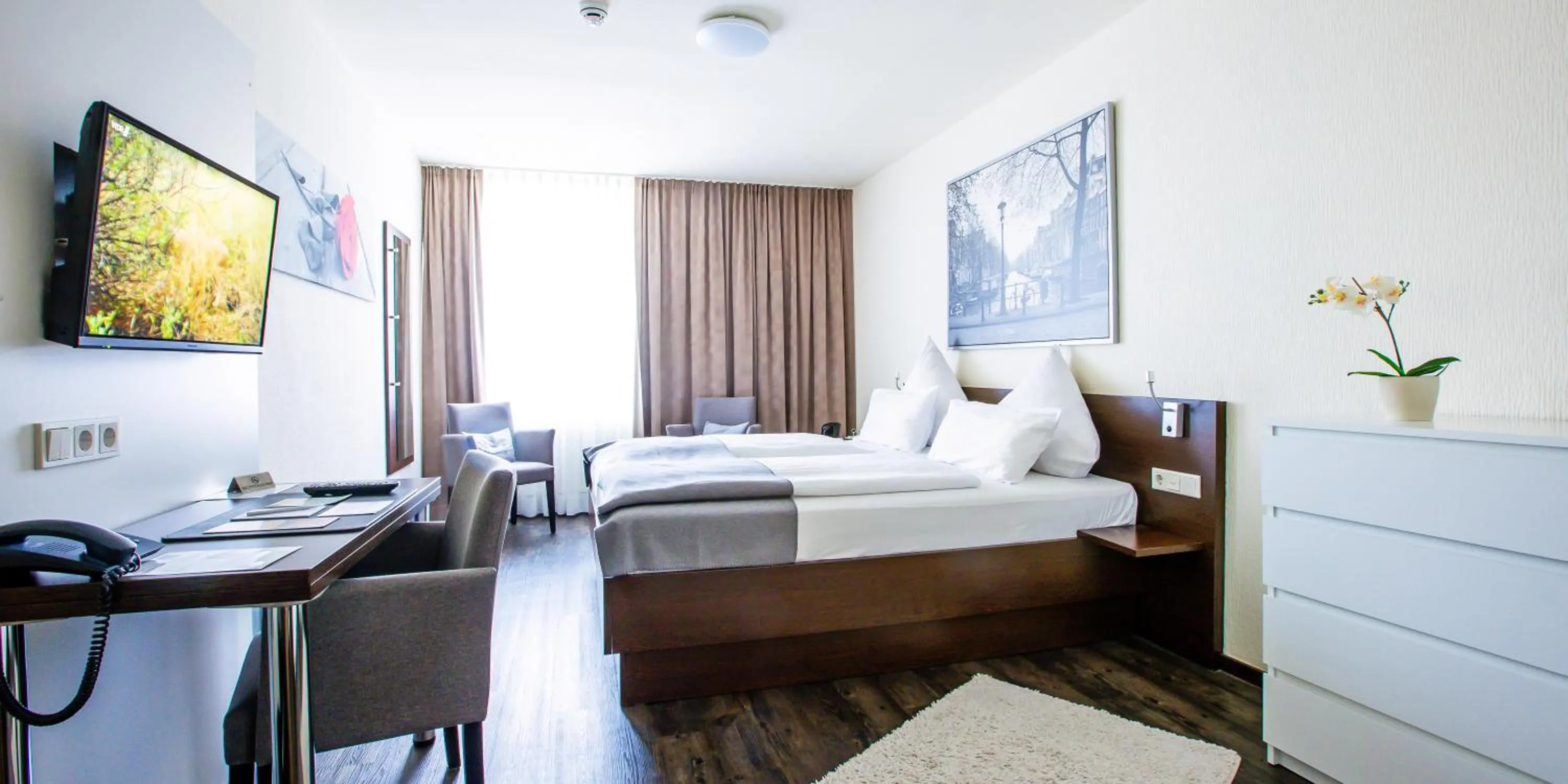 Photo of the whole room, Bed in Hotel Das Kronprinz