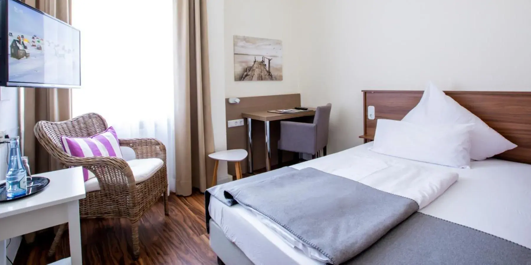 Photo of the whole room, Bed in Hotel Das Kronprinz Photo of the whole room, Bed in Hotel Das Kronprinz