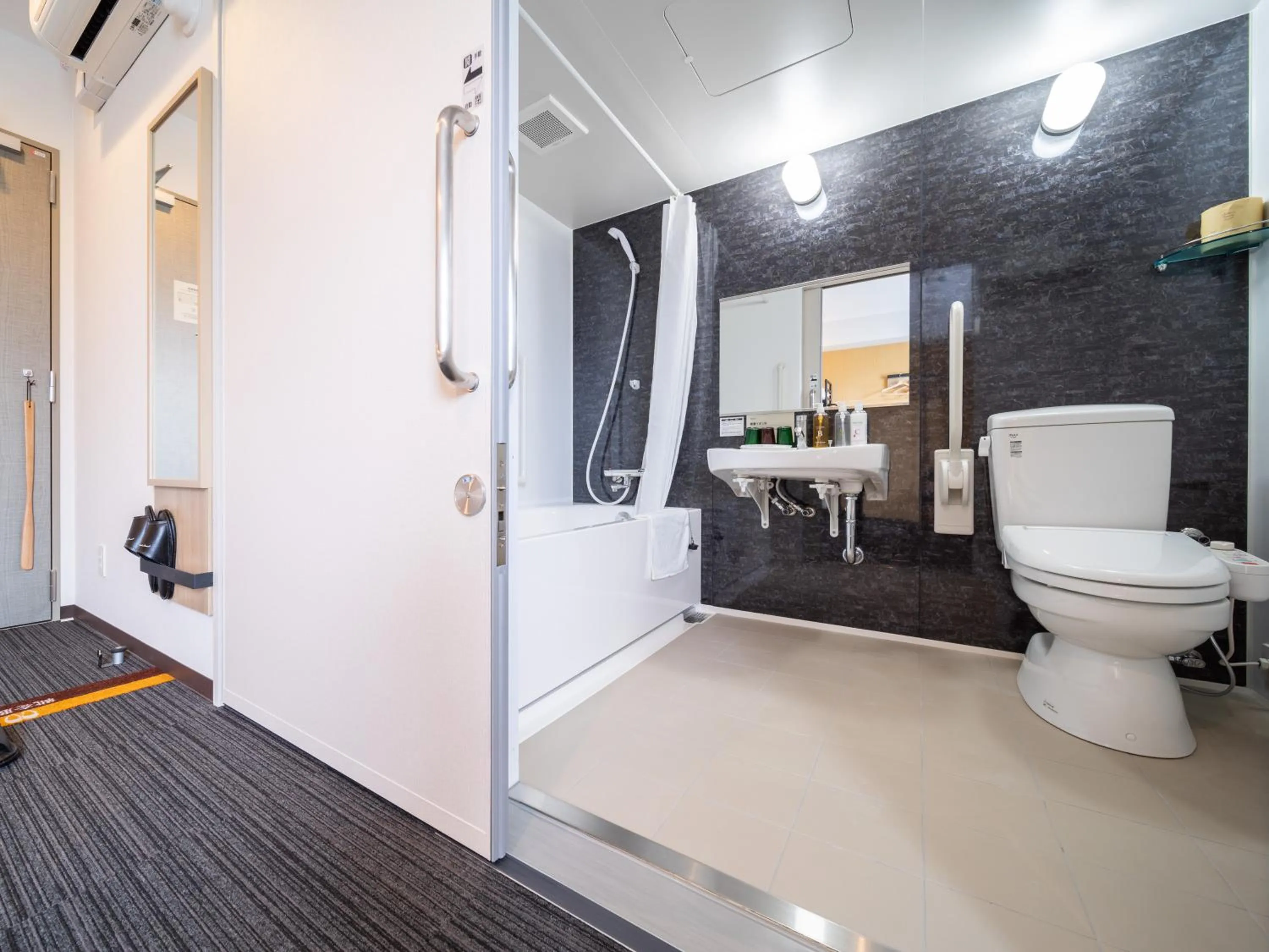 Shower in Super Hotel Yahaba Station East Exit