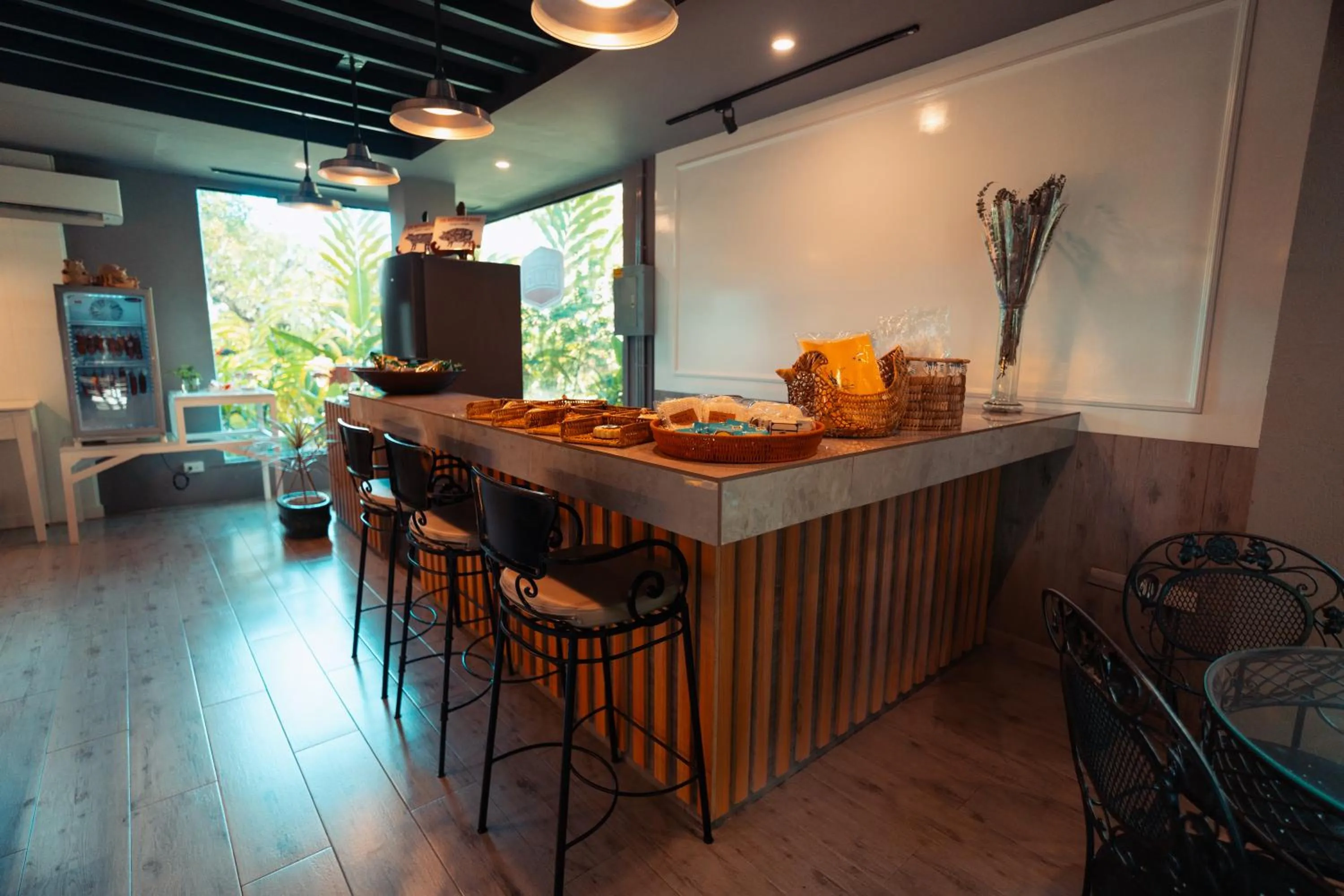 Restaurant/places to eat in The Henry Resort Dumaguete