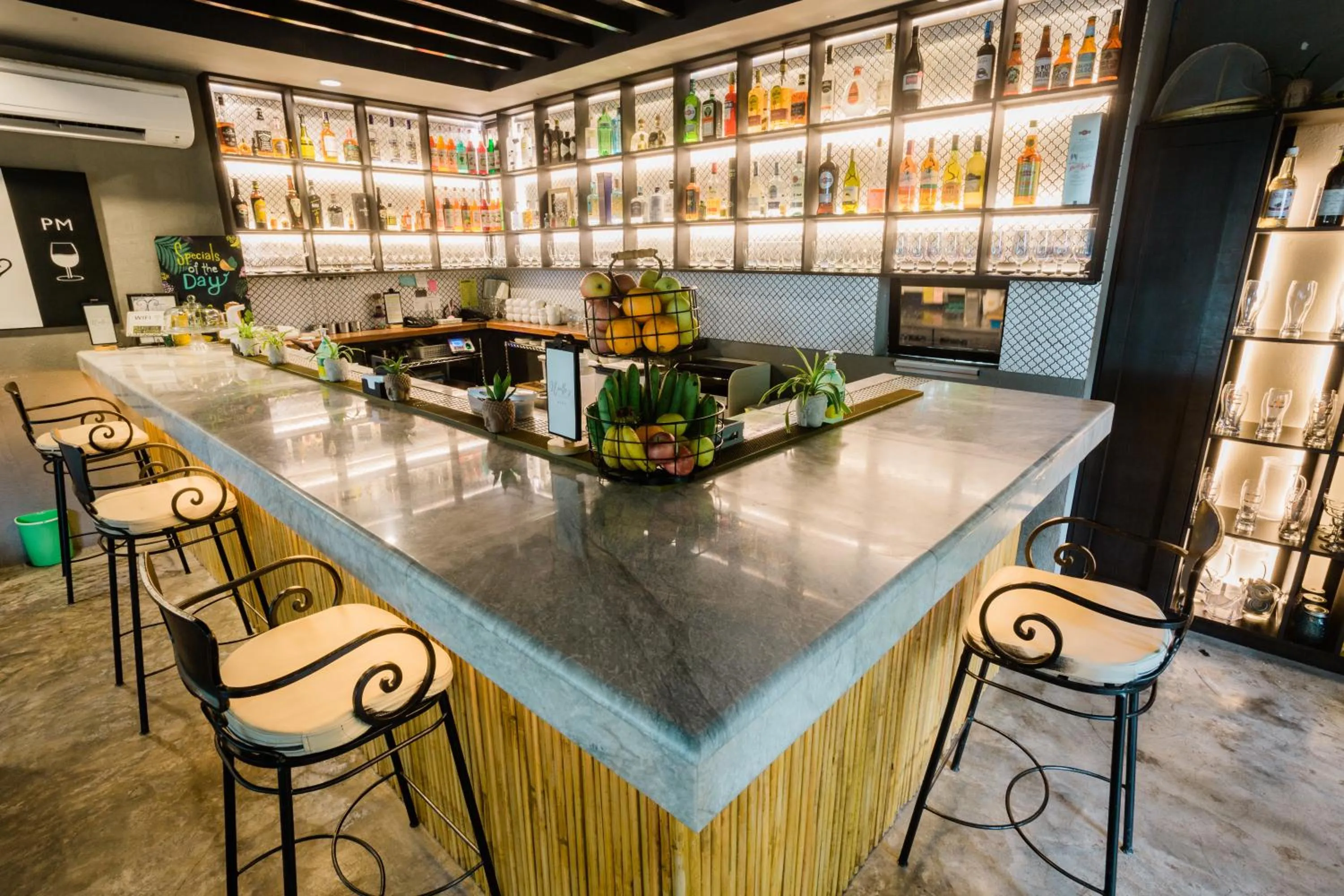 Restaurant/places to eat in The Henry Resort Dumaguete