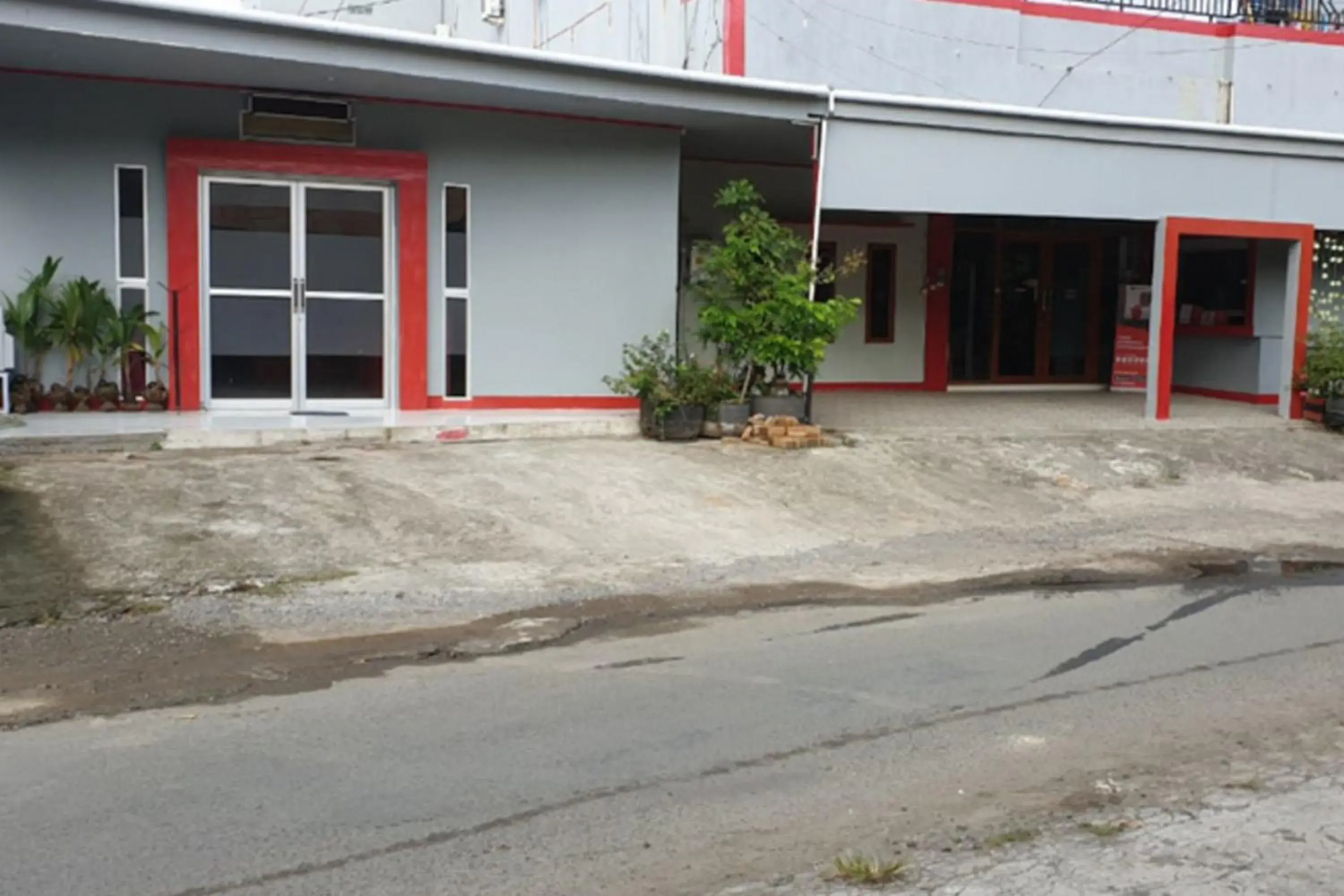 Facade/entrance in RedDoorz @ Hotel Yaki Mamuju Facade/entrance in RedDoorz @ Hotel Yaki Mamuju