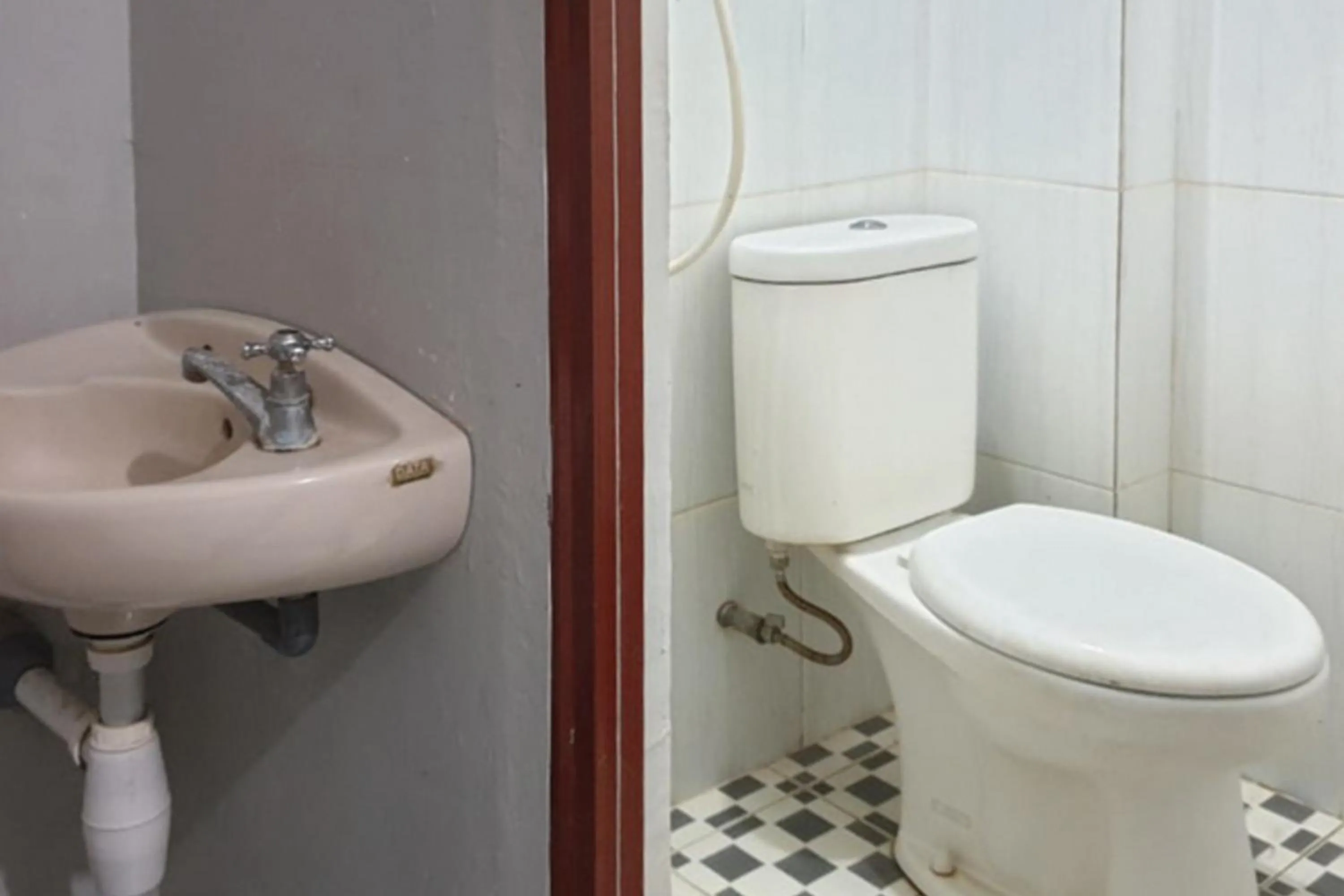 Bathroom in RedDoorz @ Hotel Yaki Mamuju