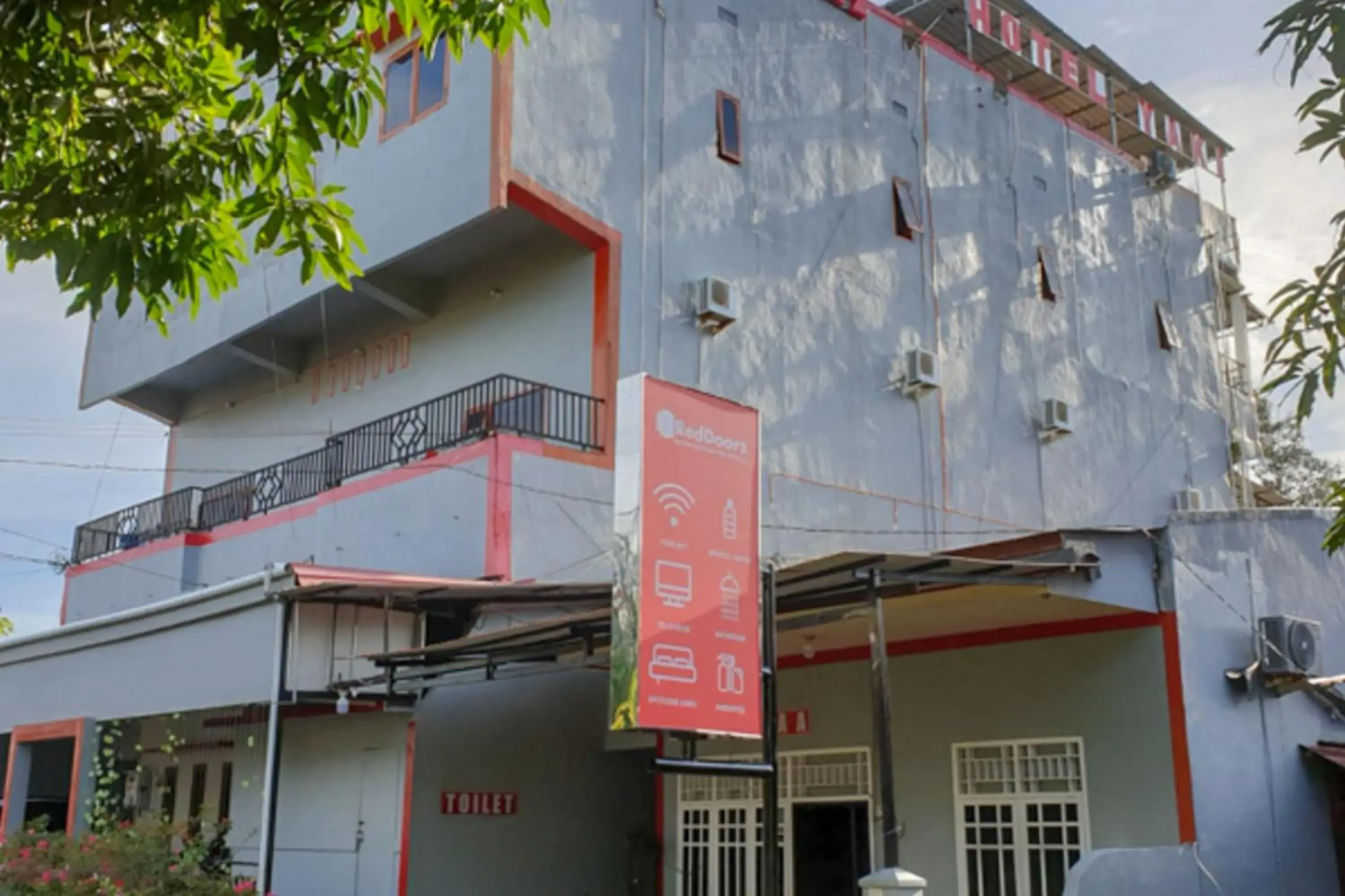 Property building in RedDoorz @ Hotel Yaki Mamuju Property building in RedDoorz @ Hotel Yaki Mamuju
