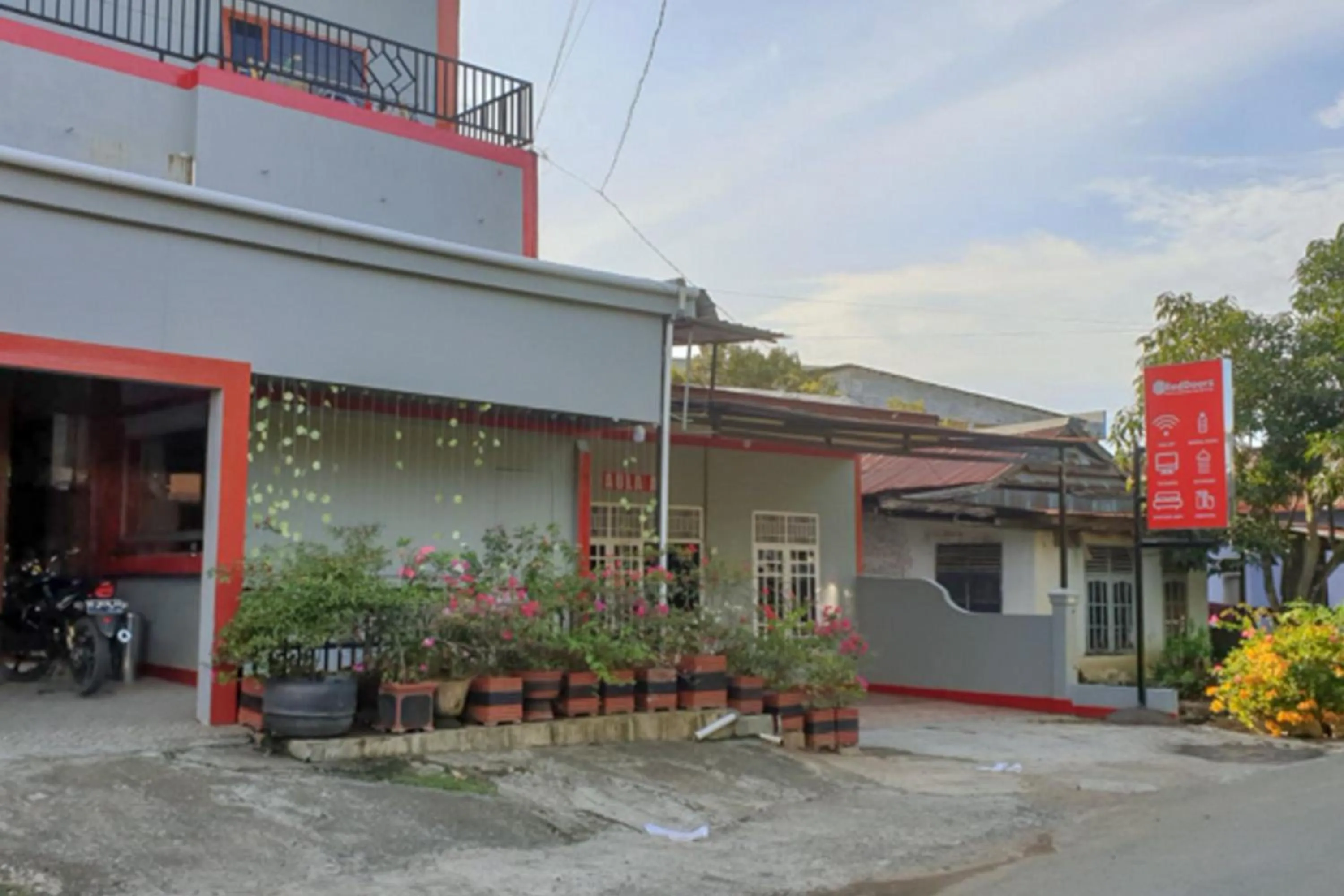Facade/entrance in RedDoorz @ Hotel Yaki Mamuju