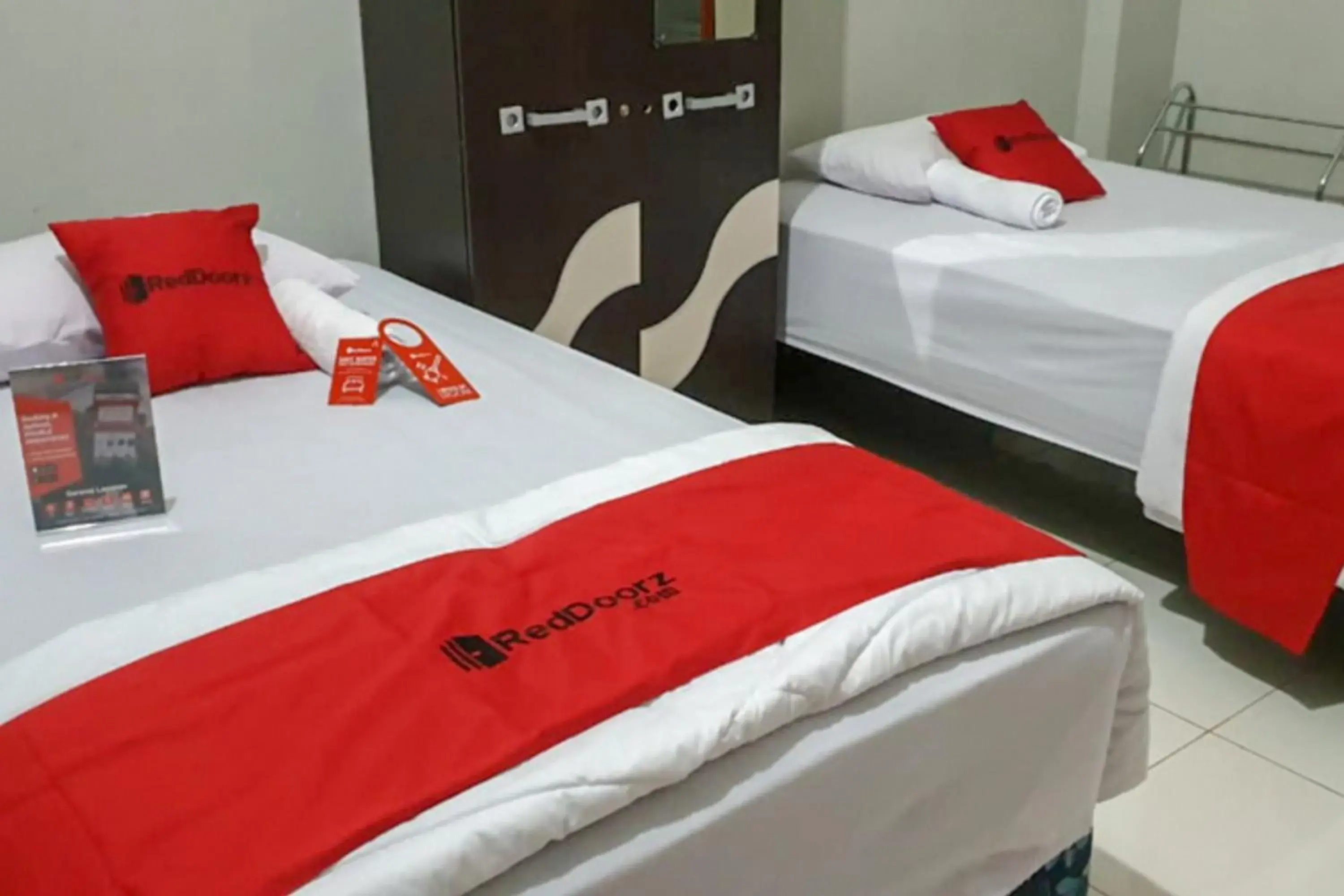 Bedroom, Bed in RedDoorz @ Hotel Yaki Mamuju Bedroom, Bed in RedDoorz @ Hotel Yaki Mamuju