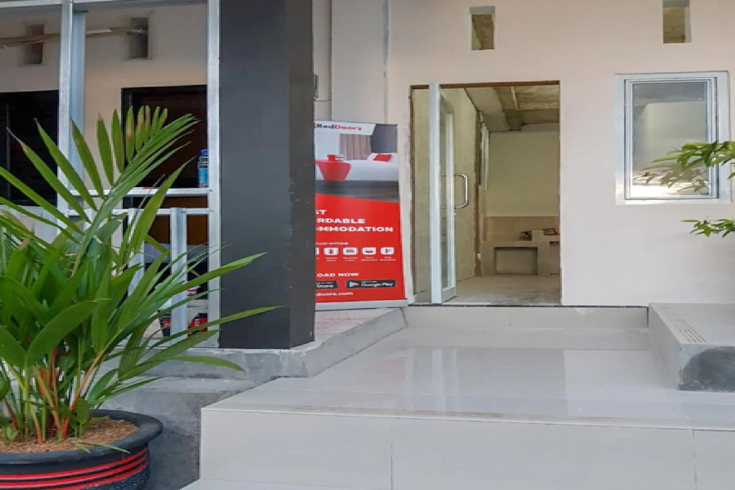 Facade/entrance in RedDoorz near RSUD Kota Luwuk Facade/entrance in RedDoorz near RSUD Kota Luwuk