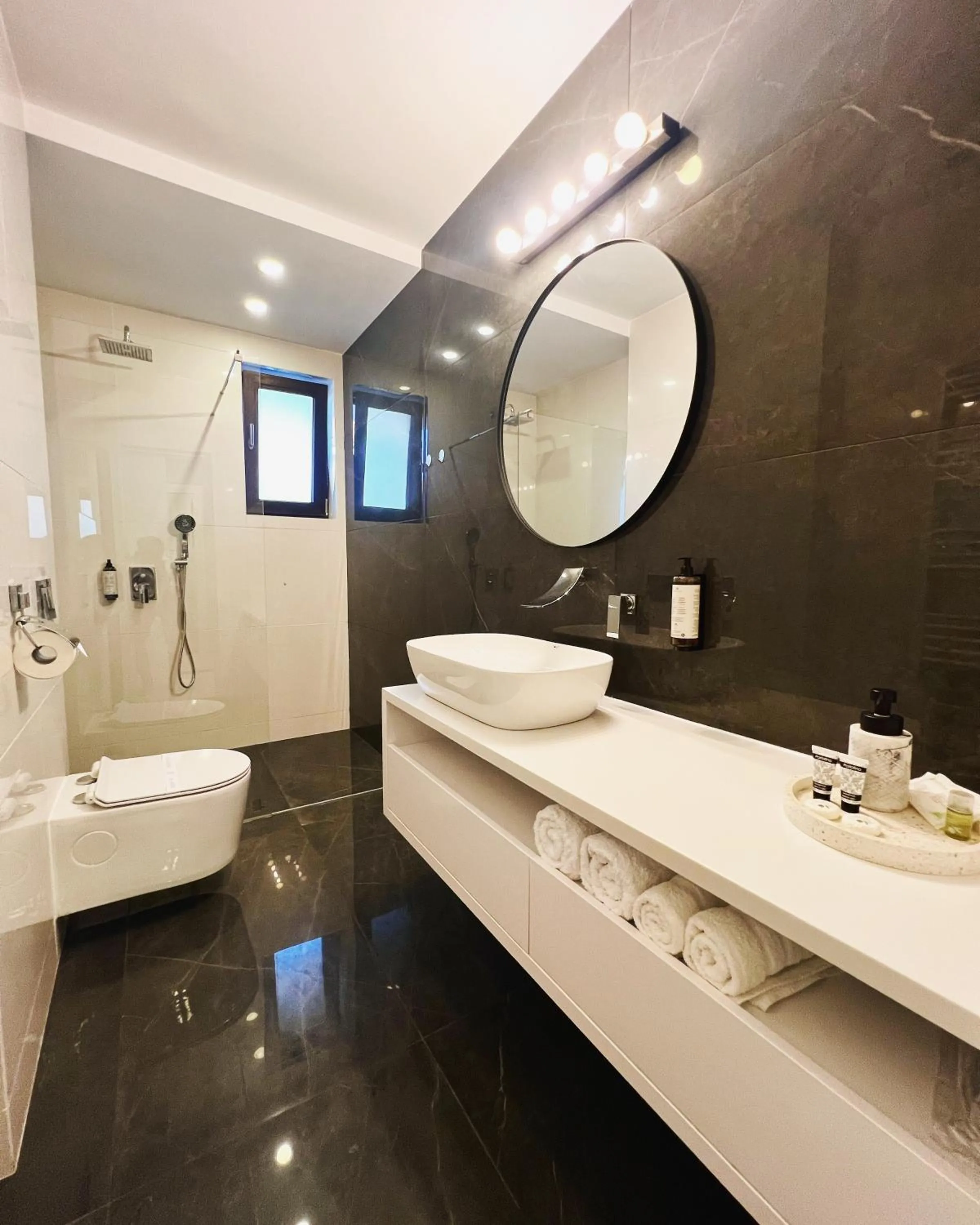 Shower in Mamaia Moments Villa, Mamaia Nord