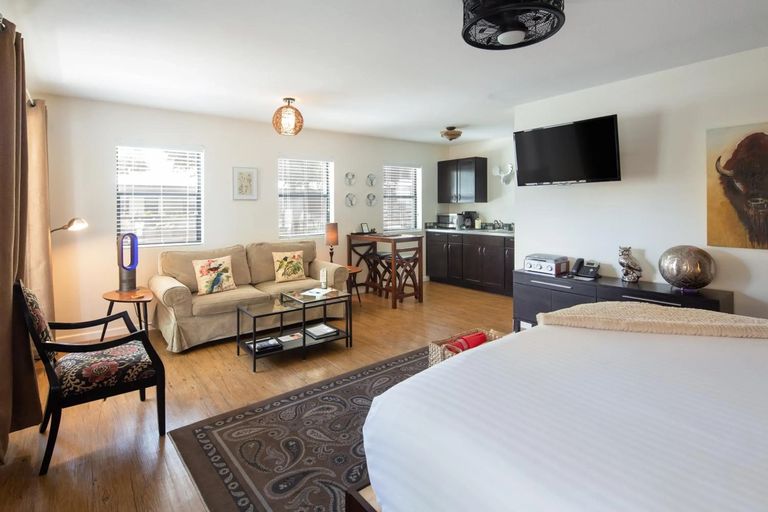 TV and multimedia, Bed in Hotel Flora and Fauna TV and multimedia, Bed in Hotel Flora and Fauna