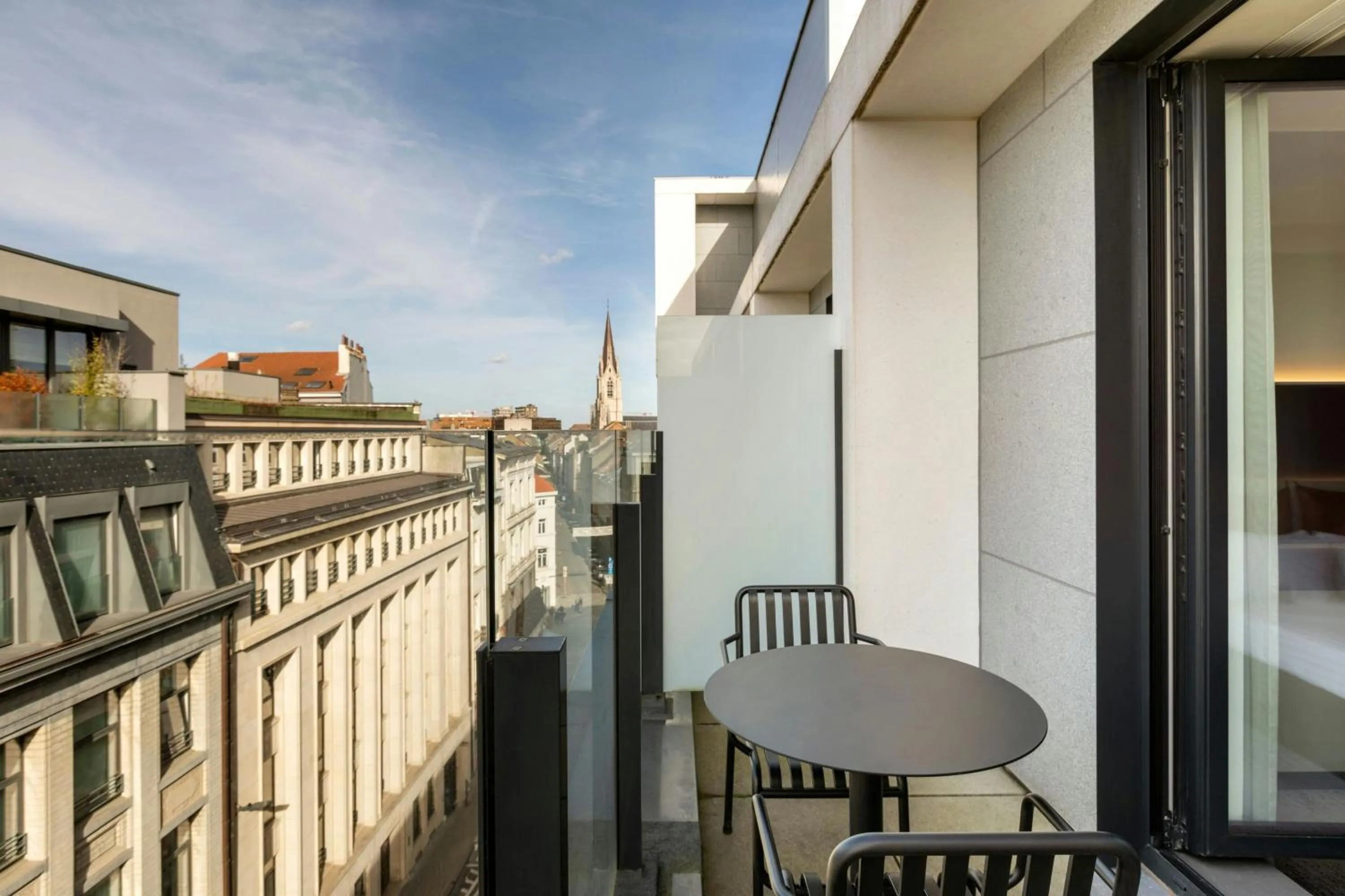 Photo of the whole room in Moxy Brussels City Center