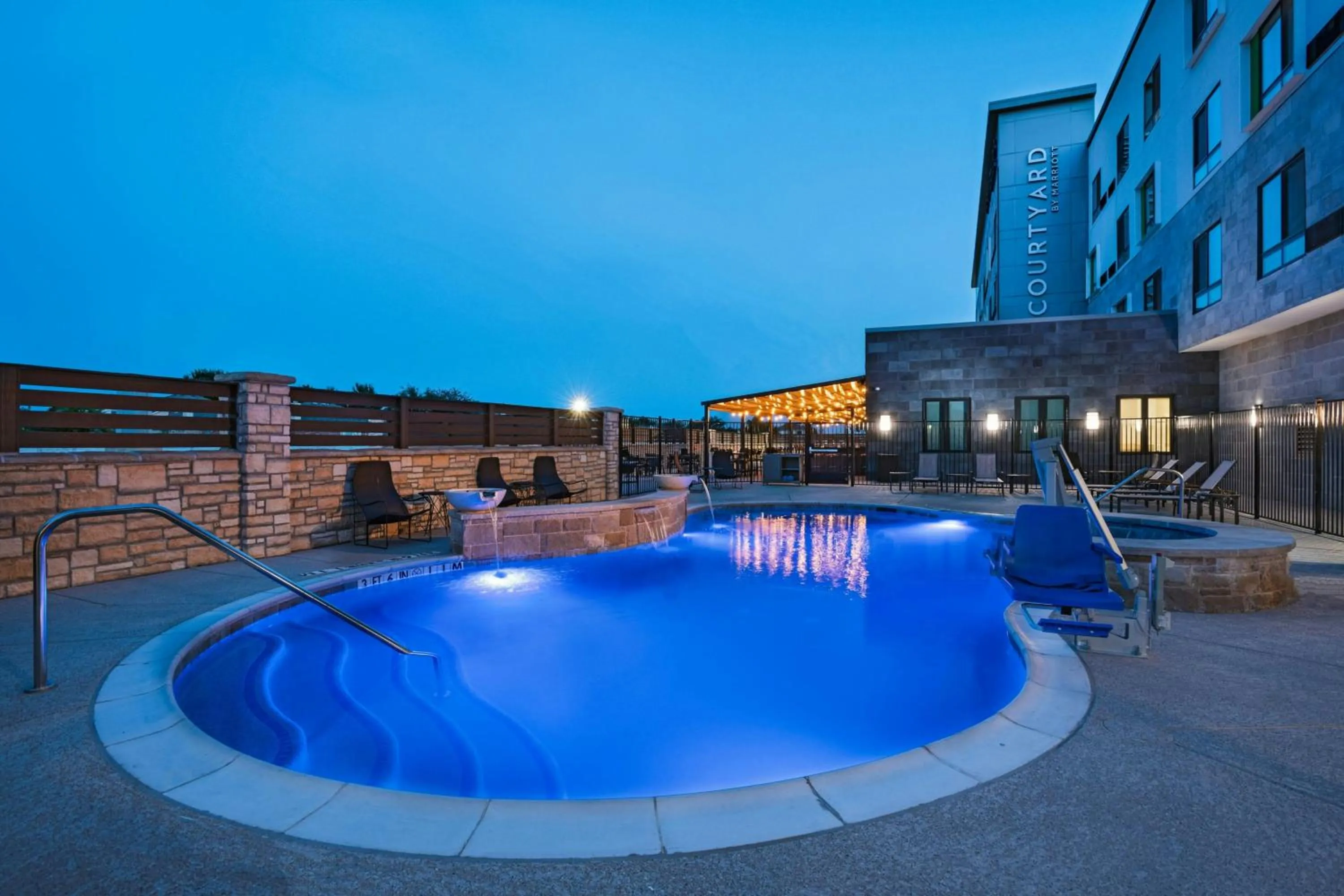 Swimming pool in Courtyard Dallas Grand Prairie