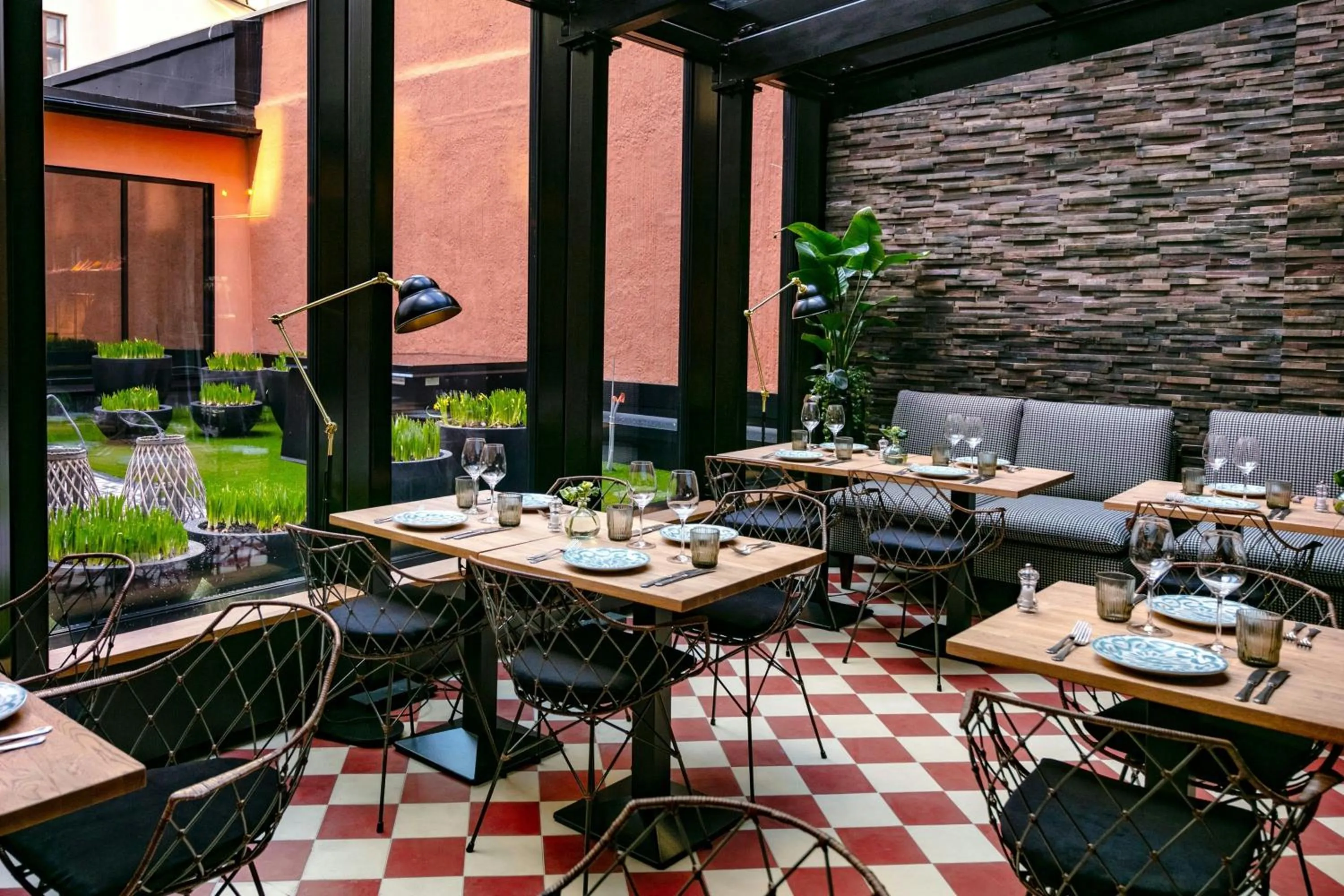 Restaurant/places to eat in Hotel U14, Autograph Collection