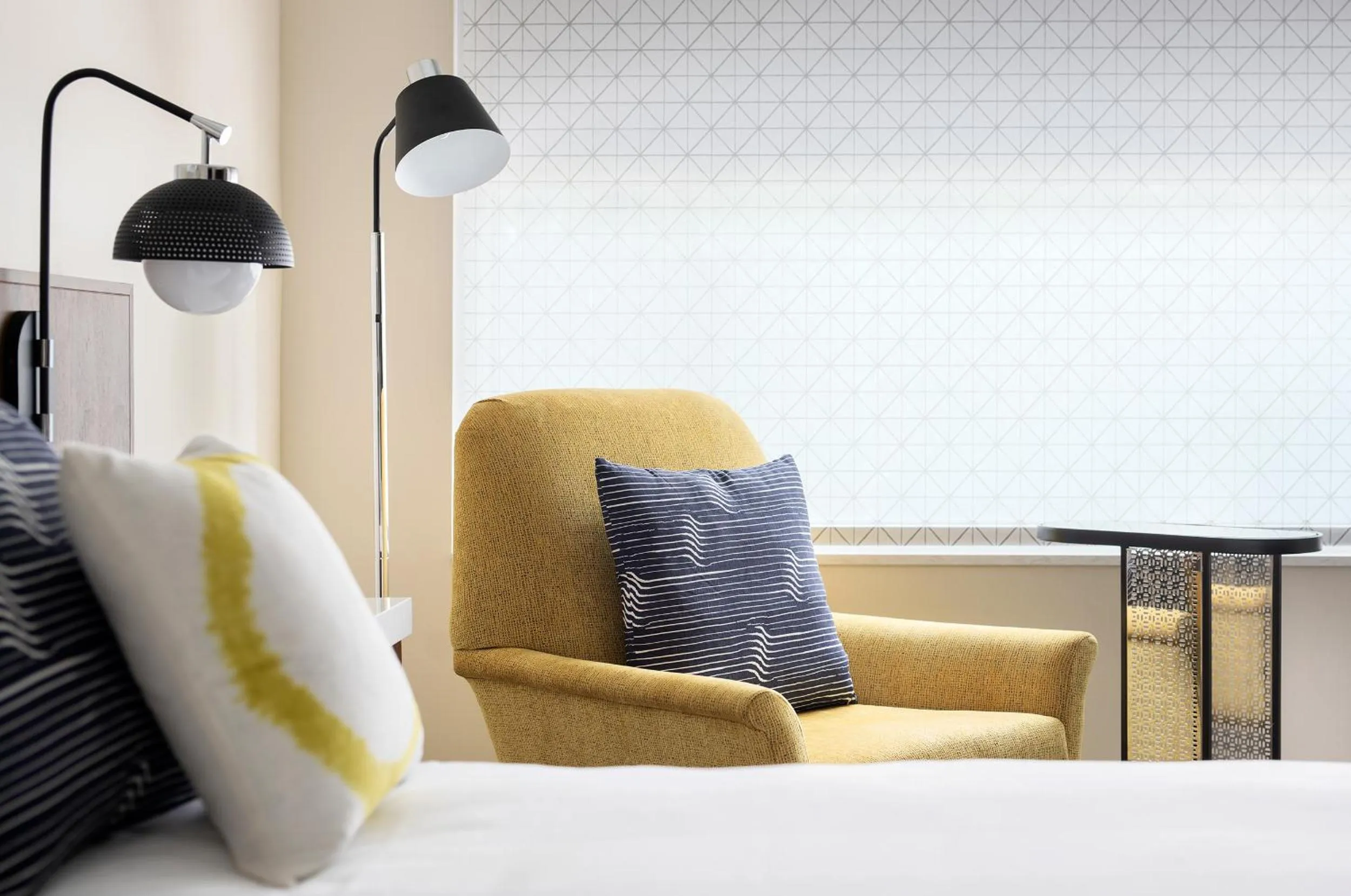 Seating area, Bed in The Celeste Hotel, Orlando, a Tribute Portfolio Hotel