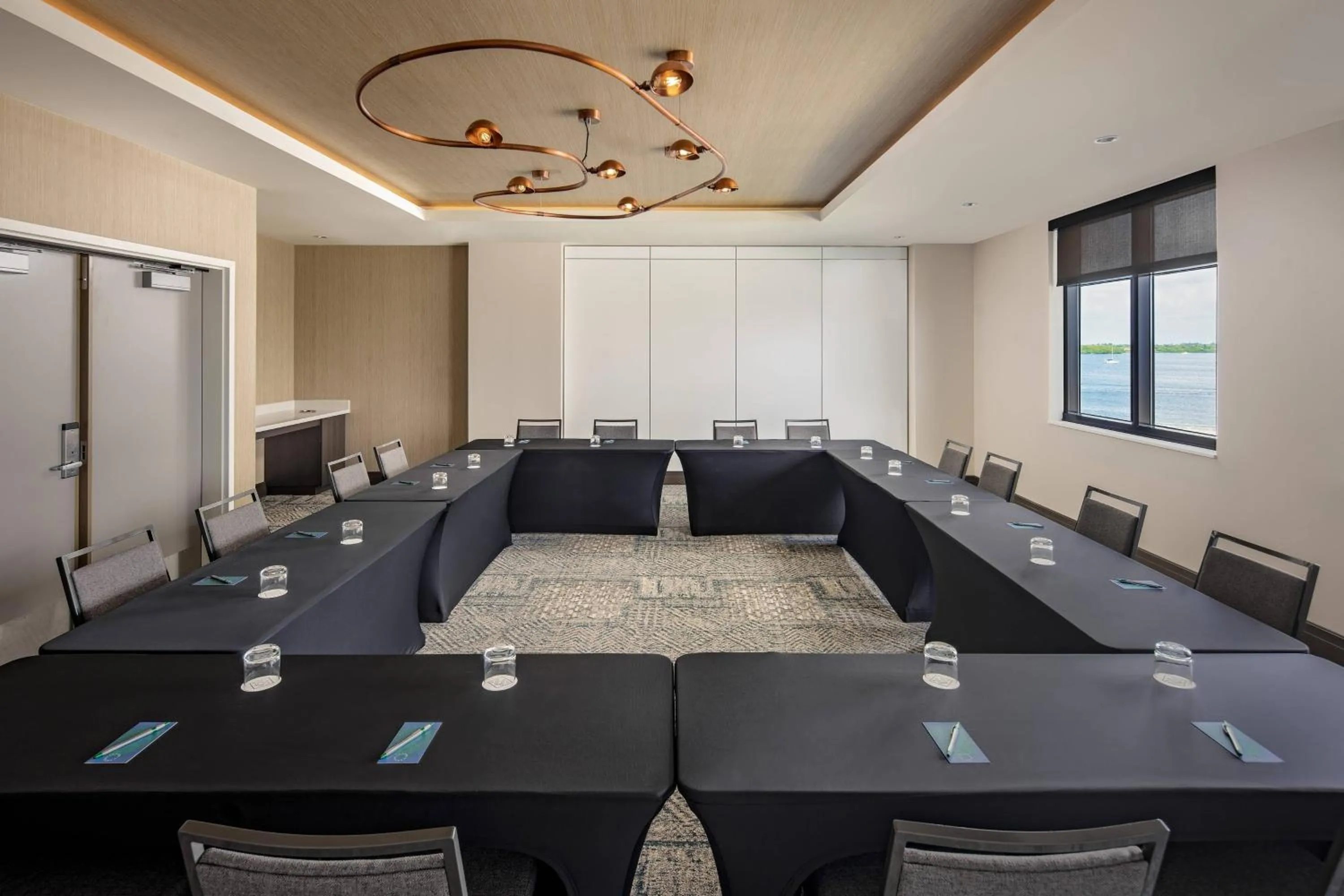 Meeting/conference room in Luminary Hotel & Co., Autograph Collection