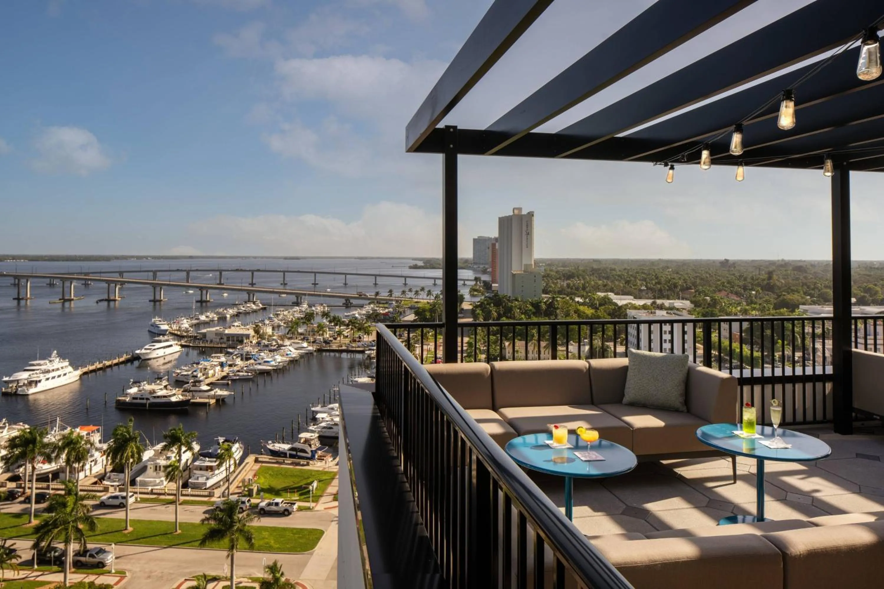 Lounge or bar in Luminary Hotel & Co., Autograph Collection