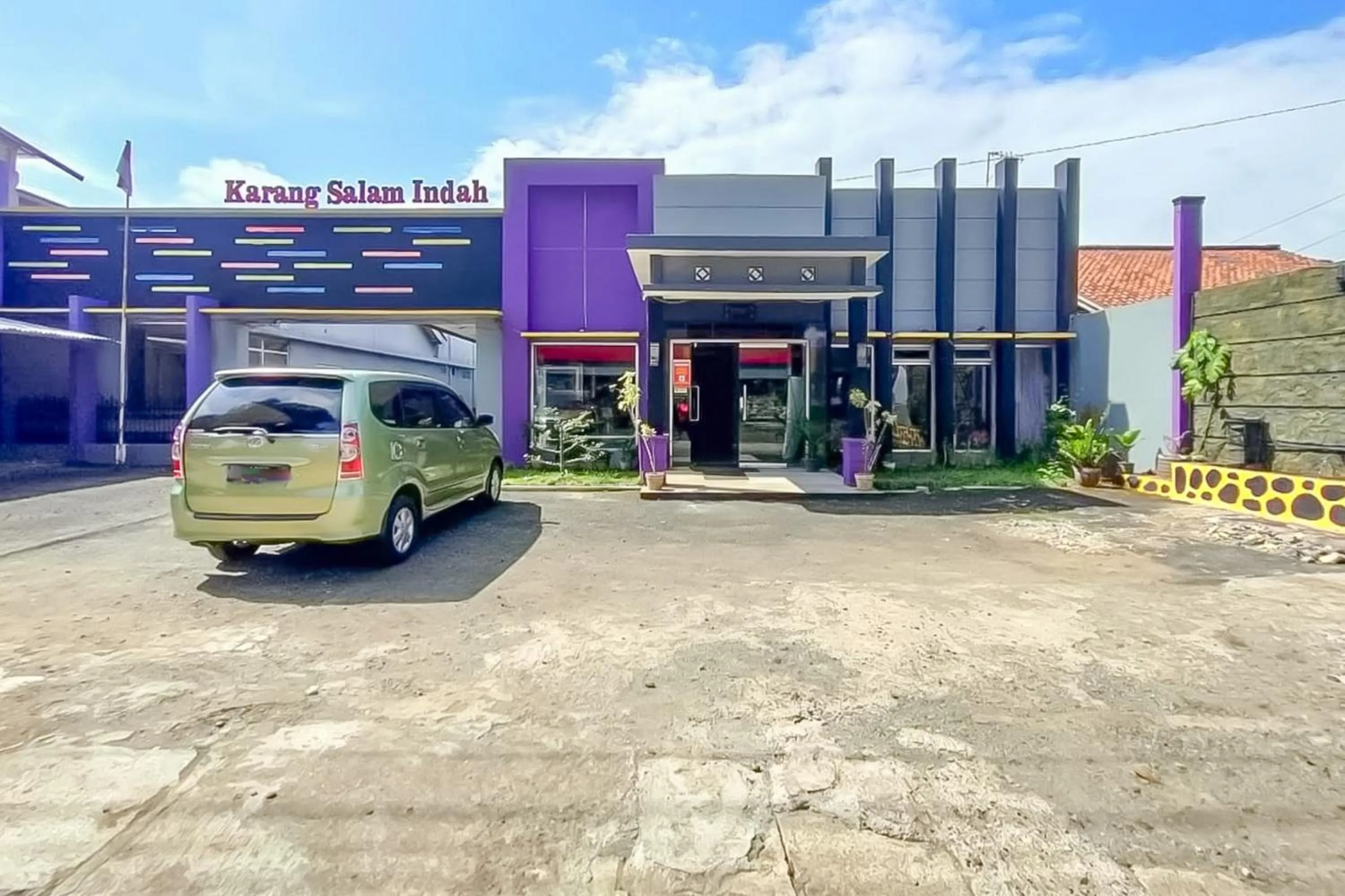 Facade/entrance in Hotel Karangsalam Indah Near Stasiun Purwokerto Mitra RedDoorz