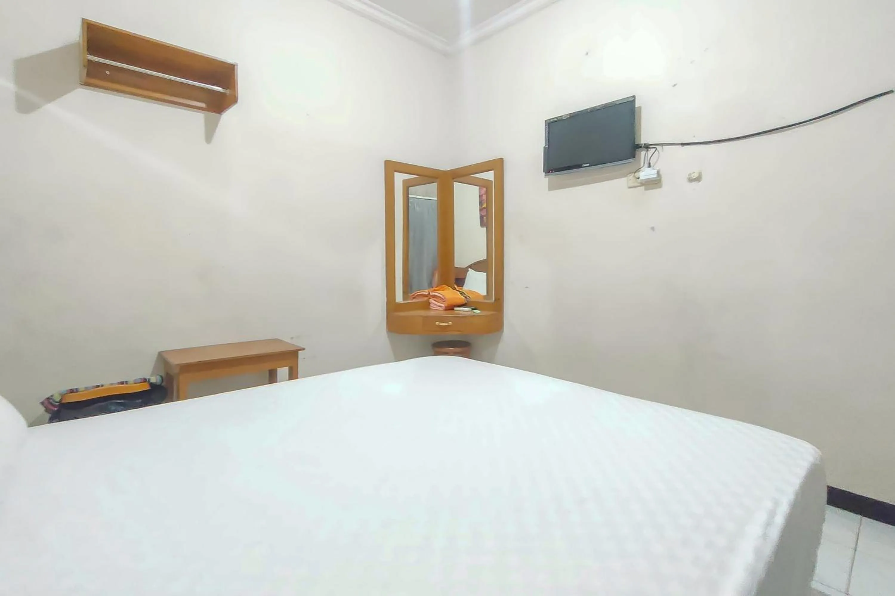 Bedroom, Bed in Hotel Karangsalam Indah Near Stasiun Purwokerto Mitra RedDoorz