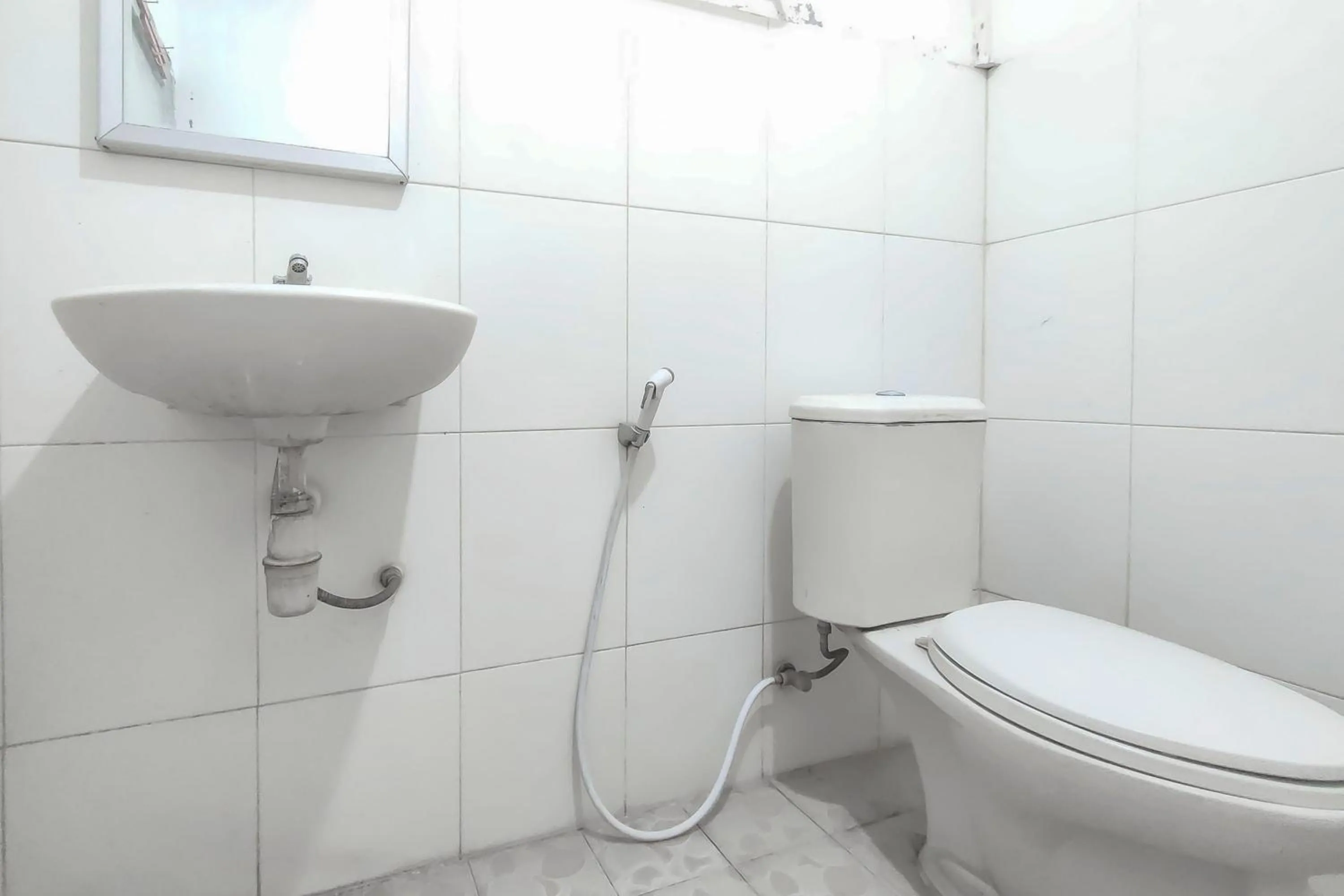 Bathroom in Hotel Karangsalam Indah Near Stasiun Purwokerto Mitra RedDoorz