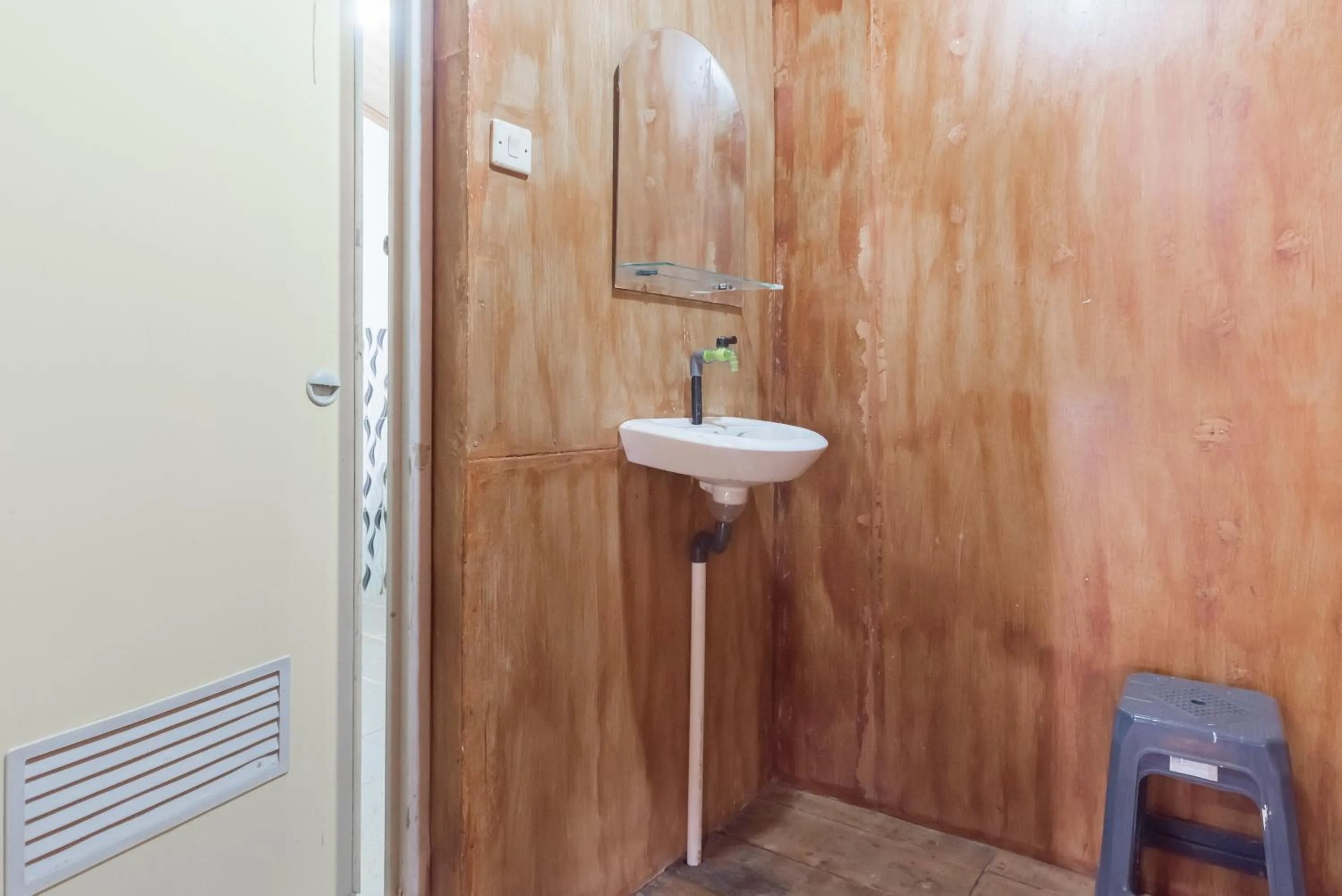 Bathroom in Urbanview Hotel D'Pineapple Villa Ciater by RedDoorz