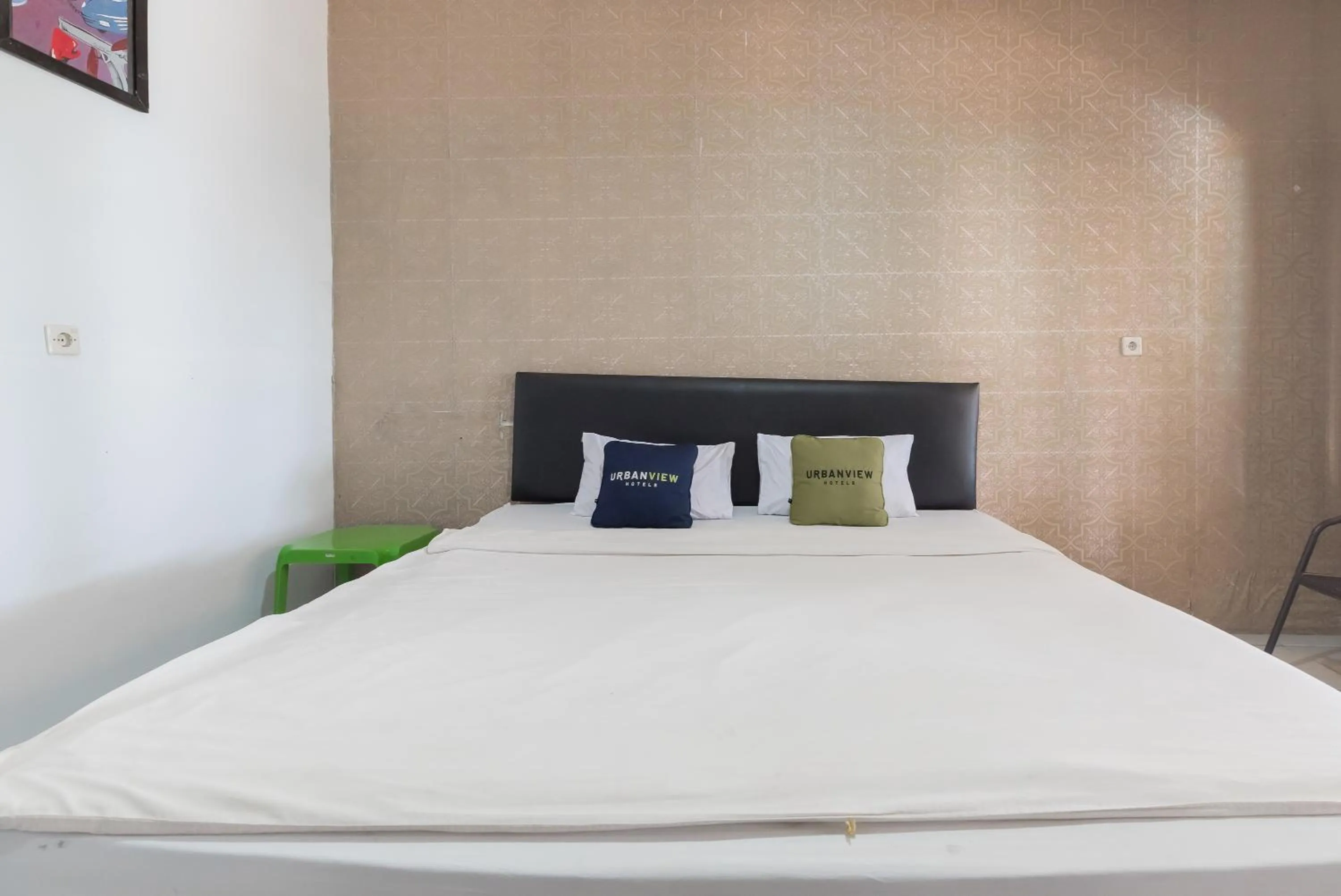 Bedroom, Bed in Urbanview Hotel D'Pineapple Villa Ciater by RedDoorz