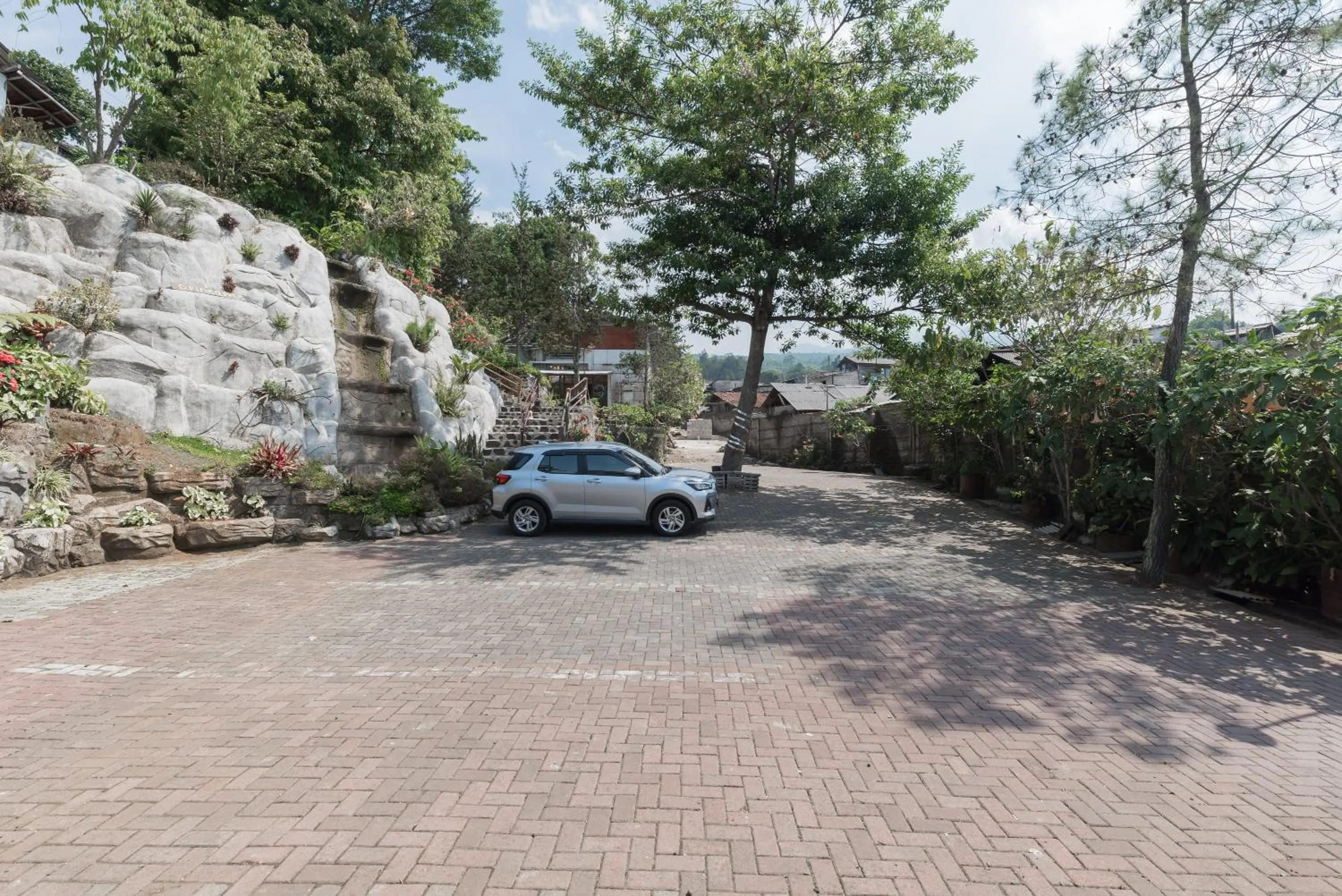 Parking in Urbanview Hotel D'Pineapple Villa Ciater by RedDoorz