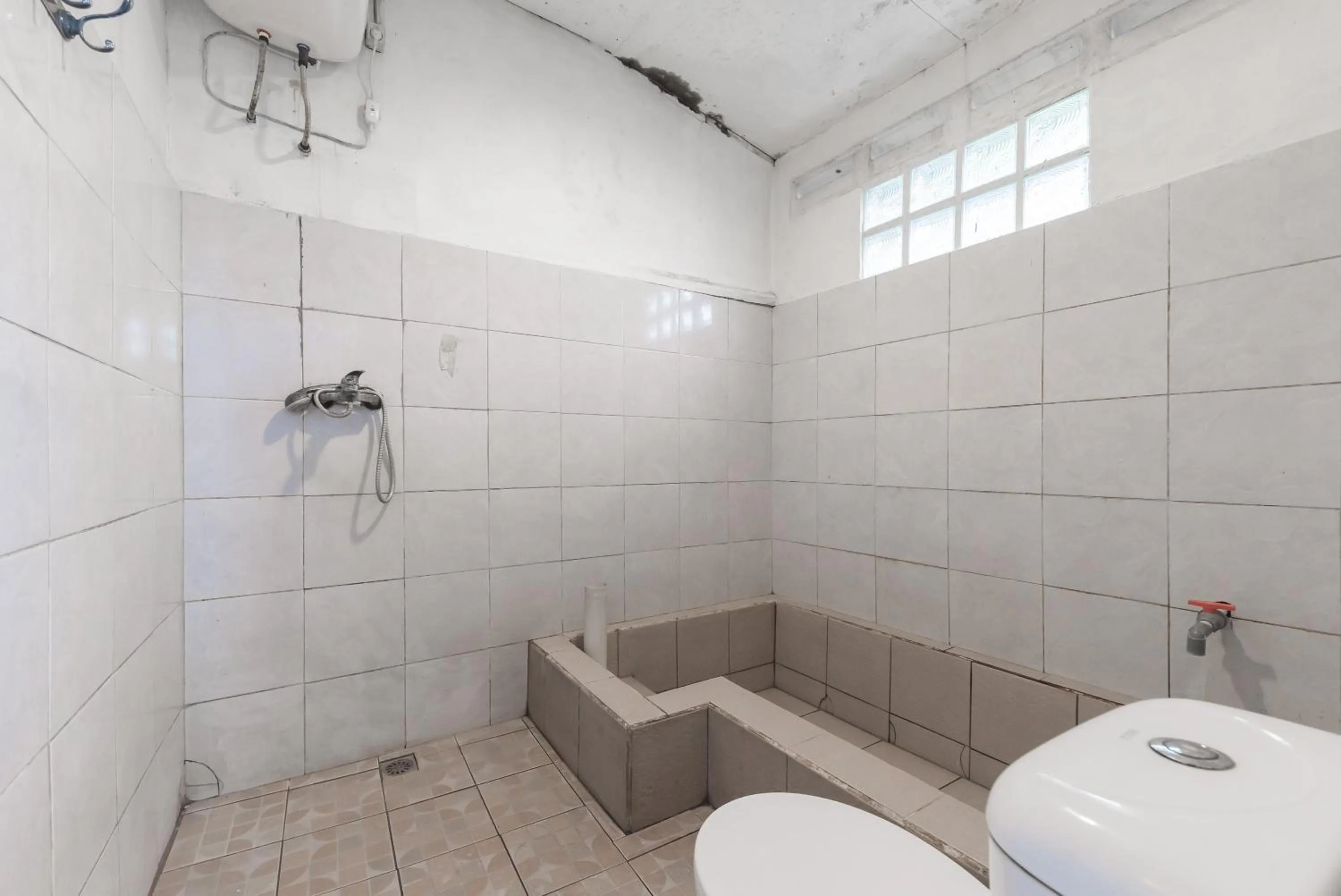 Bathroom in Urbanview Hotel D'Pineapple Villa Ciater by RedDoorz