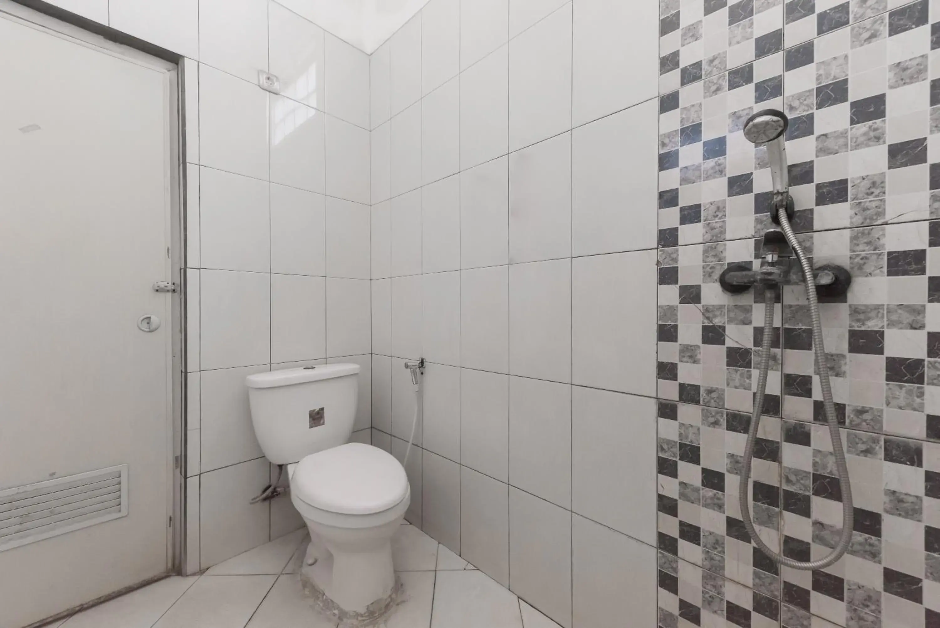 Delxue Twin Room in Urbanview Hotel D'Pineapple Villa Ciater by RedDoorz Delxue Twin Room in Urbanview Hotel D'Pineapple Villa Ciater by RedDoorz