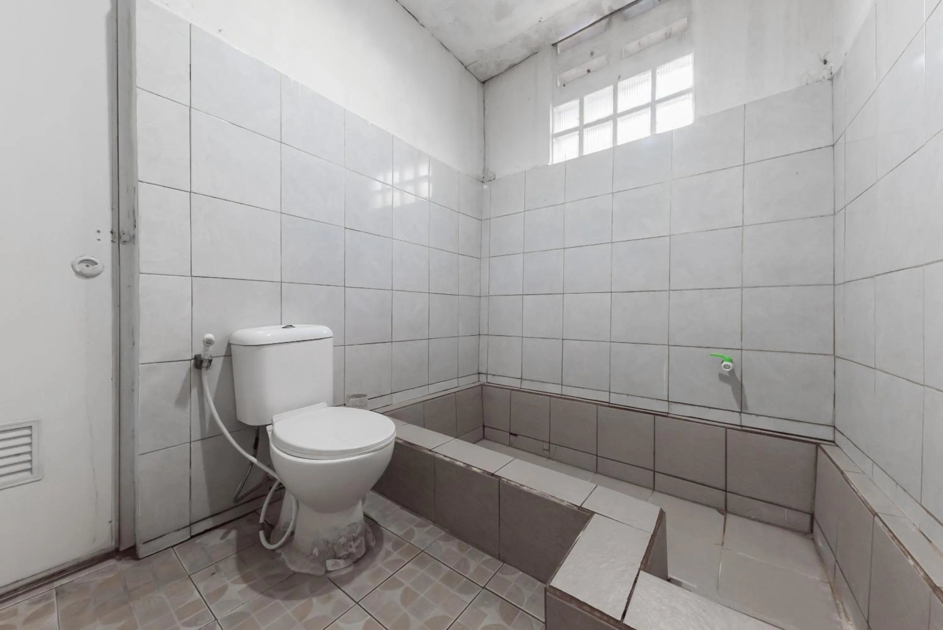 Bathroom in Urbanview Hotel D'Pineapple Villa Ciater by RedDoorz