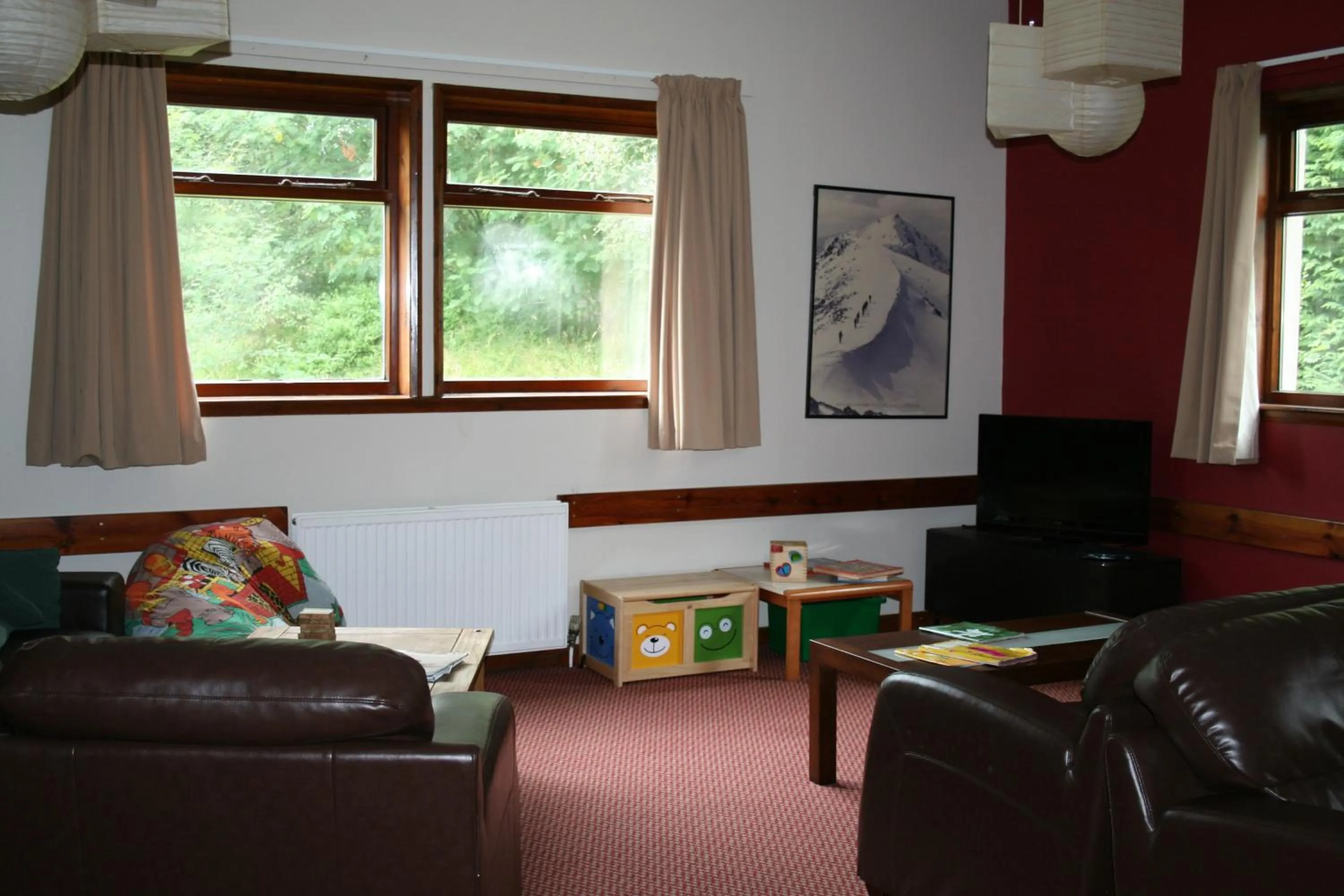 Communal lounge/ TV room in Crianlarich Youth Hostel