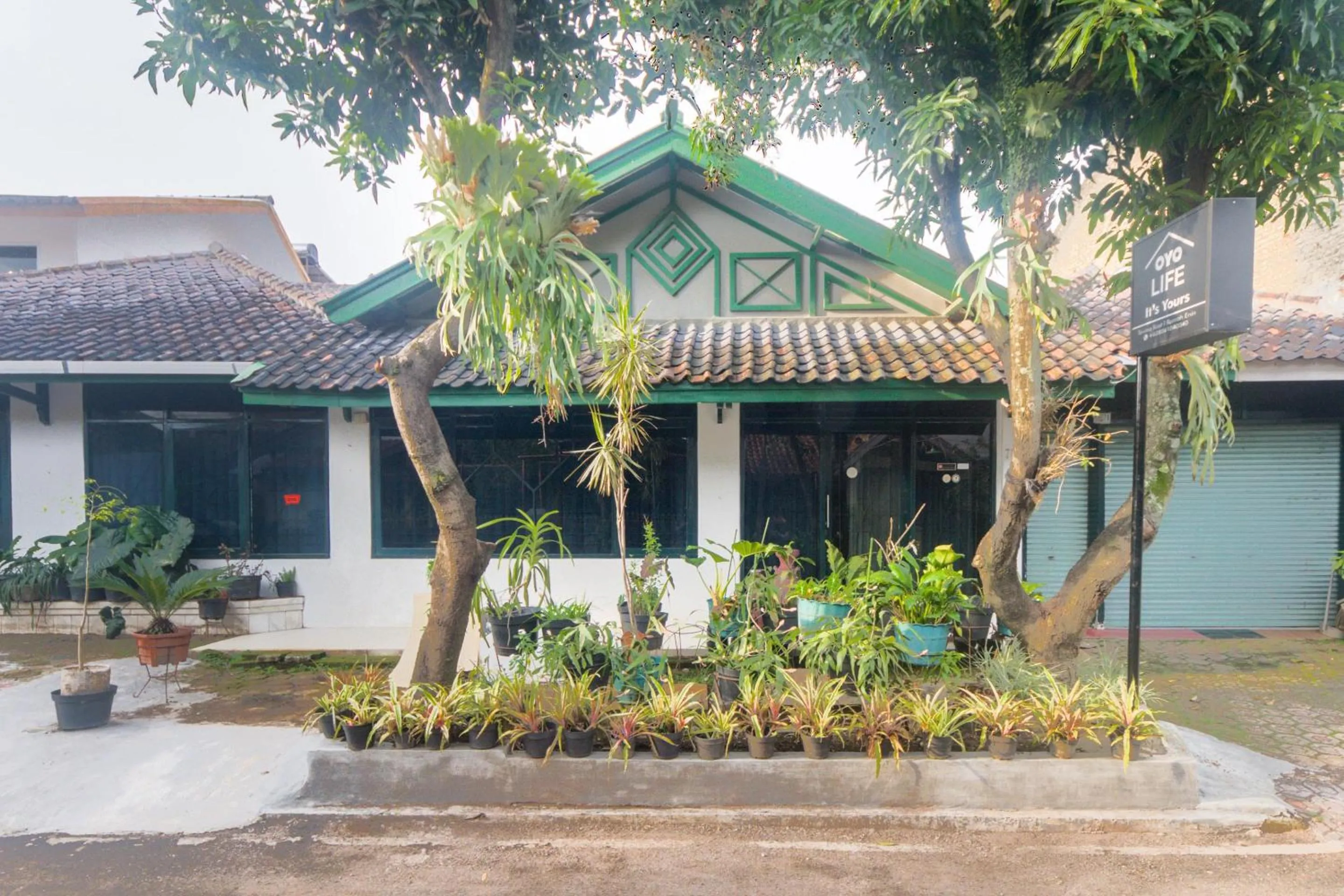Facade/entrance in OYO Life 3055 Rumah Enin